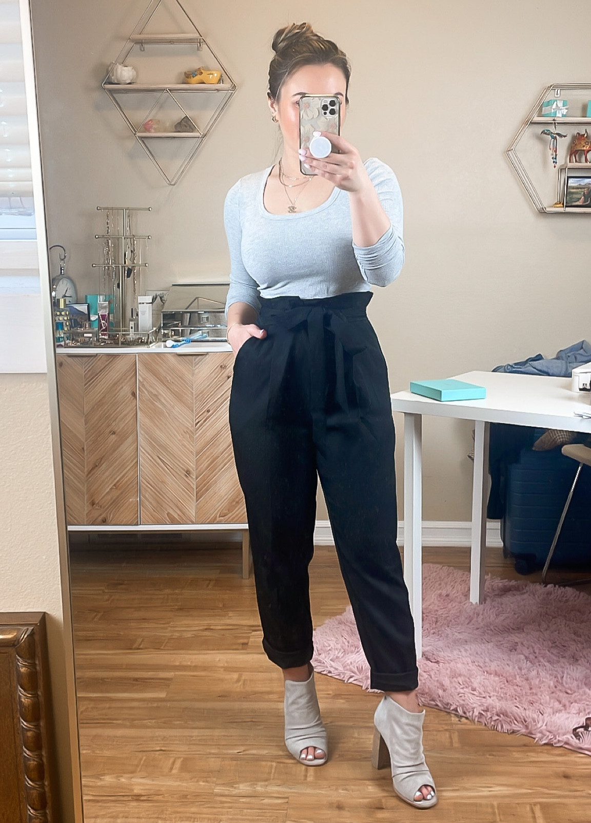 Workwear 

Size small pants and top. Shoes in size 7 - true to size. 

Paper bag pants 
Work outfit 
Crop top 
Work outfit 

#LTKworkwear #LTKshoecrush #LTKunder100