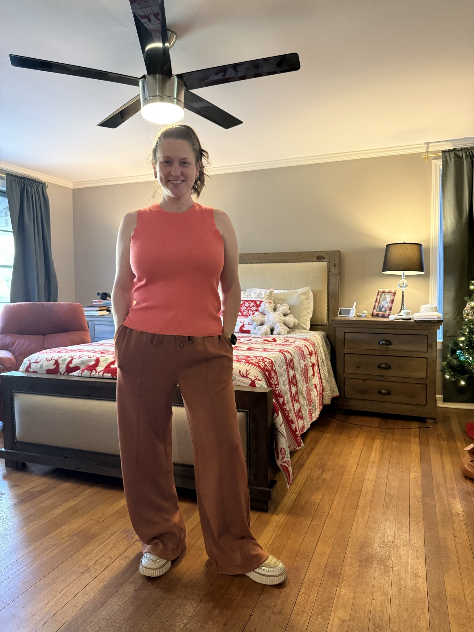 These pants are so comfy! 
I’m in a medium and the fit is great. I’m 5’2’’ and they are long in me. Even with my platform tennis shoes, they still drag the ground    