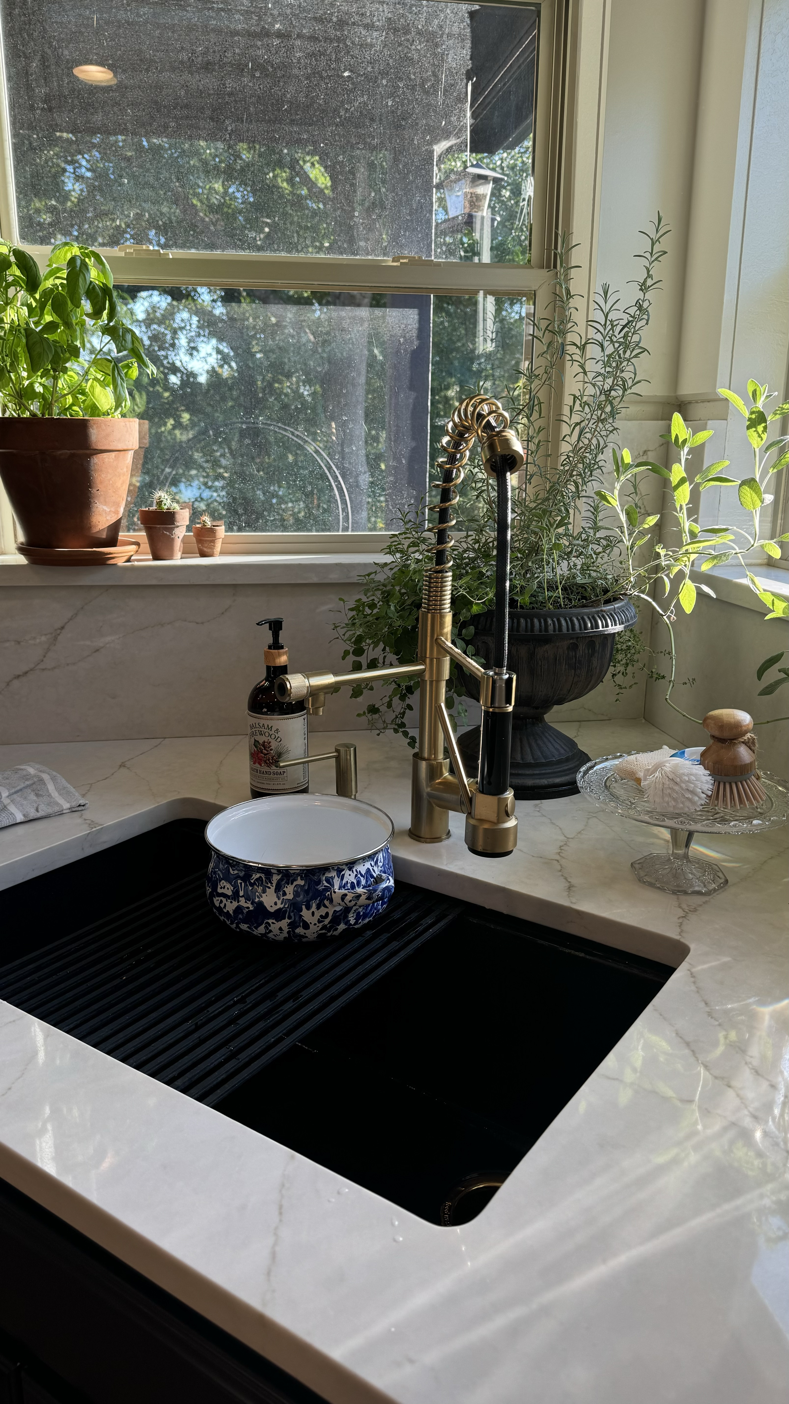 The perfect kitchen sink🪴 I love my chef grade faucet! It has a built in pot filler that will spout cold water while the sprayer is spraying hot water at the same time. Lovvve for watering my plants and getting my cat water while I’m also doing the dishes  