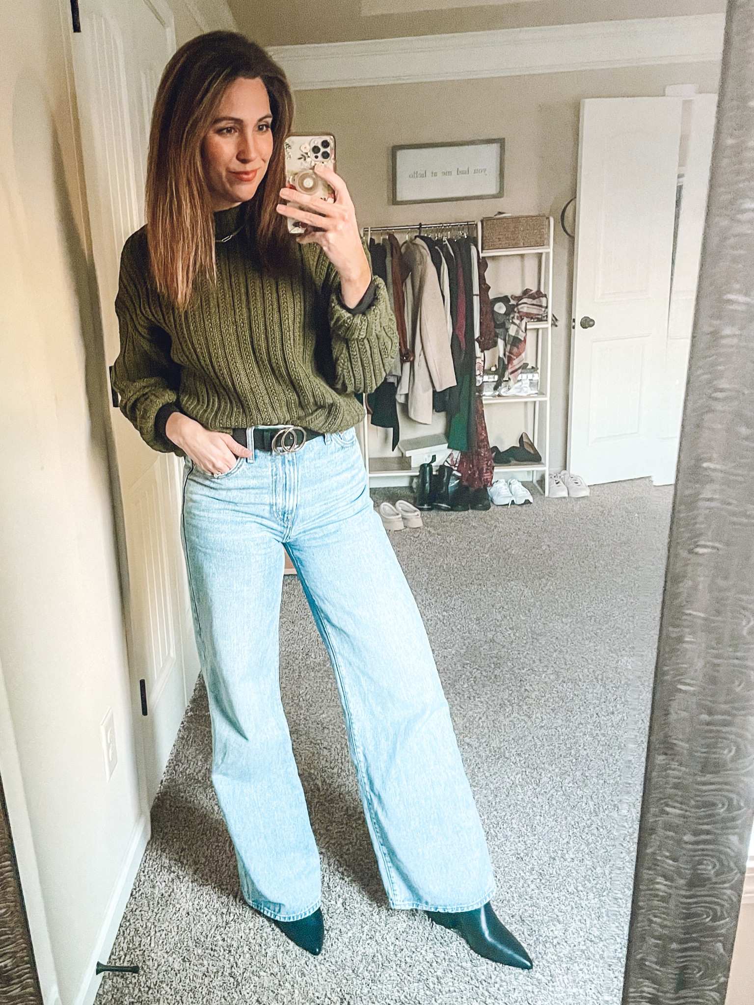 What I Wore || Dinner Out with Friends 

Sweater is old from target.

These Wide Leg Jeans are a staple for me! They do run big in this wash so size down a size. 

Shoes are from Target and fit TTS. I know you can’t tell in the pic but The side profile of these is really pretty! 😍


#LTKHoliday #LTKshoecrush #LTKfindsunder100