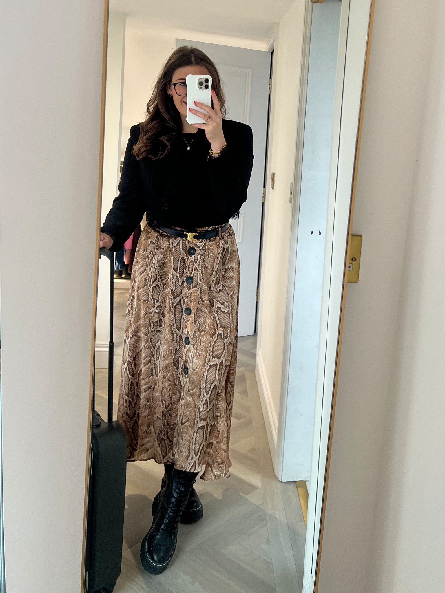 London Bound 🚝

Zara cropped blazer
Zara skirt - last year
Zara jumper
Steve Madden boots
Celine belt 