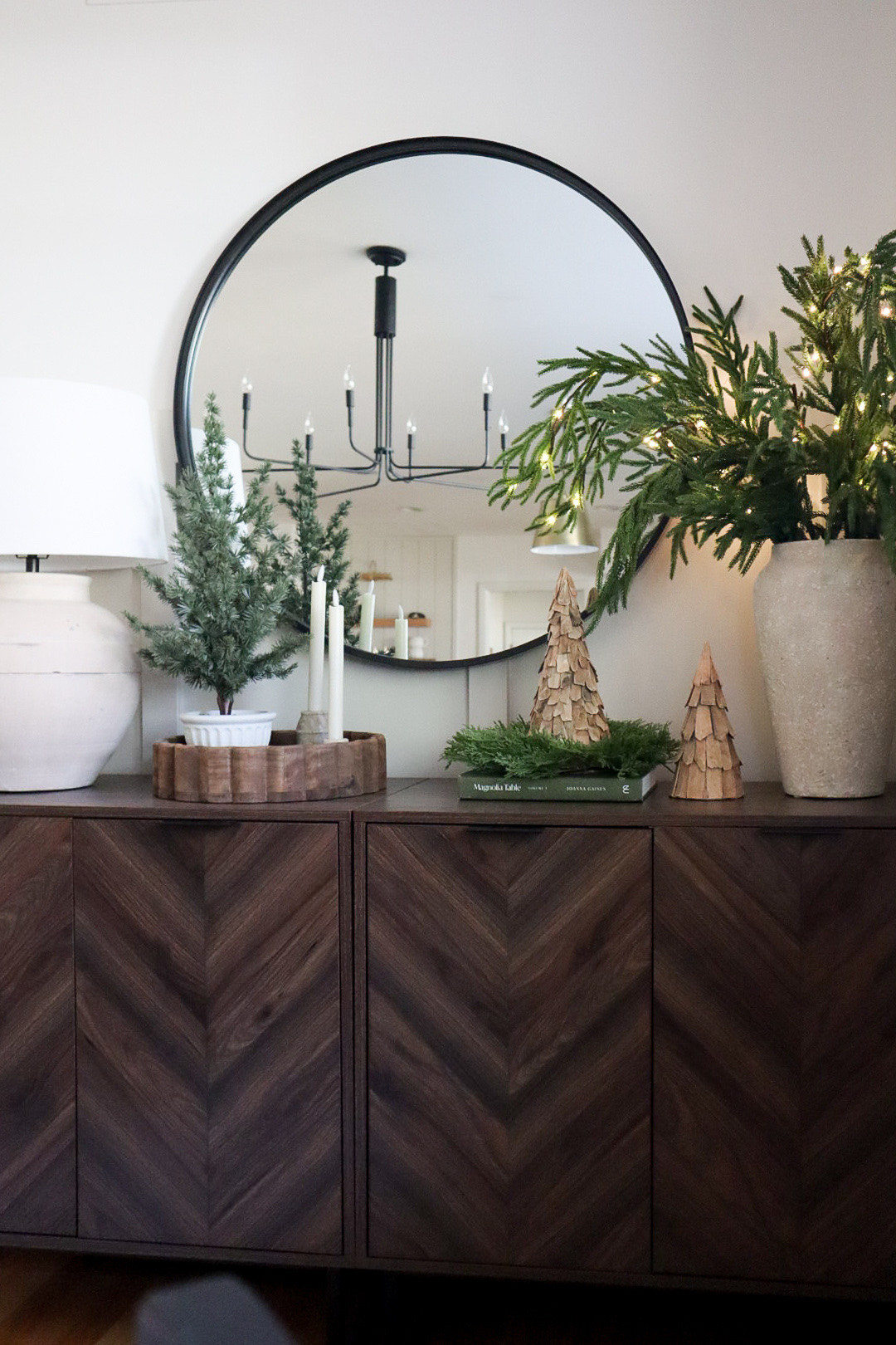 Christmas sideboard decor



#LTKHoliday #LTKHome #LTKSeasonal