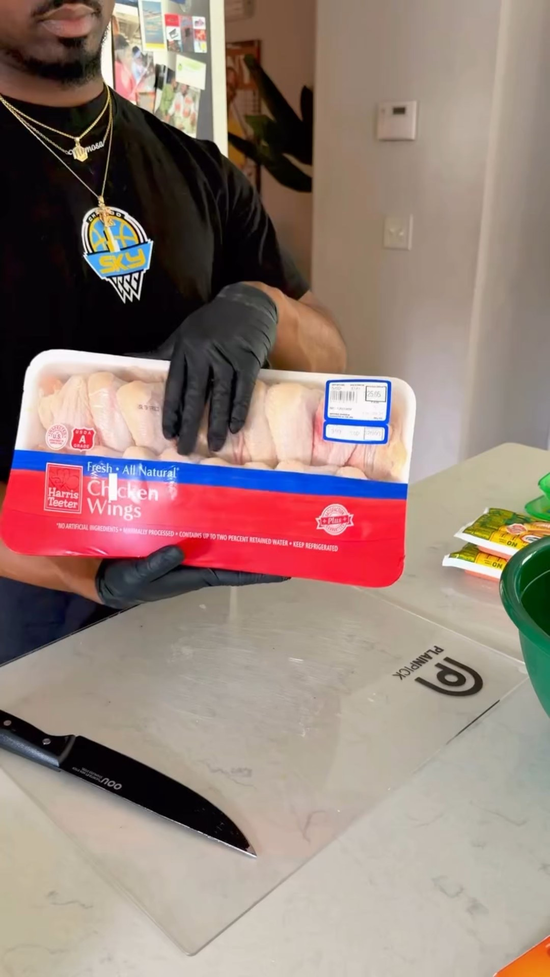 it ain’t seasoned if you ain’t sneezing! 
(How did we get 70° in December?)
•
•
•
#holidays #grilling #wings #seasoning #fyp