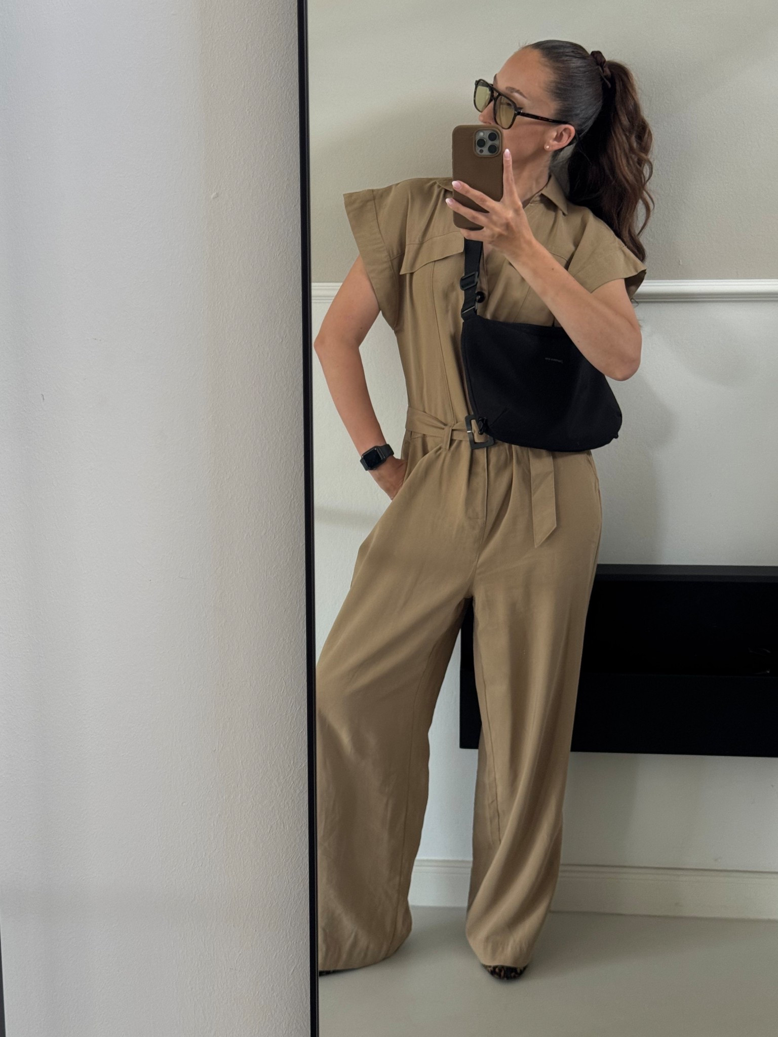 Clean, casual & effortlessly chic!✨

Heute setze ich auf einen minimalistischen Utility-Look mit einem sandfarbenen Jumpsuit – locker geschnitten, mit Taillengürtel für die perfekte Silhouette. Die weiten Beine sorgen für einen Hauch Lässigkeit, während die strukturierten Schultern dem Outfit eine starke Linie geben. Dazu kombiniere ich meine schwarze Crossbody-Bag für einen stilvollen Kontrast und ein sportliches Finish. Die oversized Shades und der Sleek-Ponytail runden den Look ab – ready for a busy day in the city! 🖤☕️

#LTKstyletip #LTKsummer #LTKdeutschland