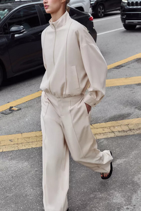 High-waisted pants with elasticated back. Front pin tuck. Front pockets and back patch pockets. S... | Zara US