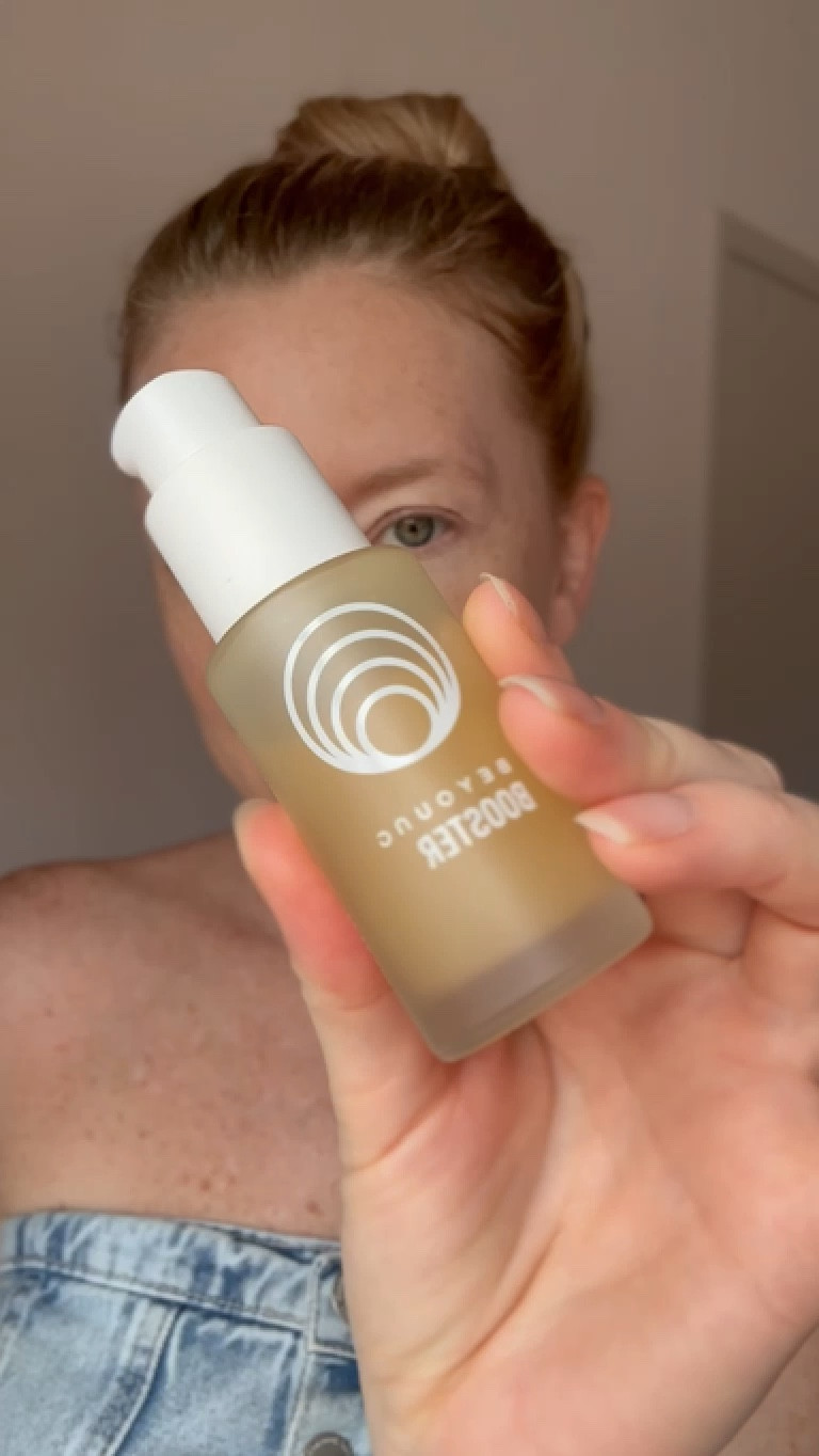 Use cupom 🏷️ MICHELEBOTAN10 💝

BOOSTER
Tratamento multifuncional com ativos rejuvenescedores e antioxidantes. Ideal para os primeiros sinais de idade.

Beyoung Booster é um sérum multifuncional, ideal para a redução dos primeiros sinais de idade, diminui linhas finas e de expressão e suaviza imperfeições da pele. Com ativos antioxidantes e rejuvenescedores que proporcionam o famoso efeito lifting instantâneo. Possui acabamento matte, tem um perfume delicado e fórmula leve, que é rapidamente absorvida, atingindo as camadas mais profundas da pele. Também auxilia no controle da oleosidade, minimiza os poros, aumenta a firmeza e deixa a pele naturalmente hidratada.

Onde usar? Rosto, pescoço e colo.
Quando usar? Diariamente: Manhã e noite.
Tipo de pele? Todos os tipos.
Acabamento? Matte.
Textura? Sérum.

COMO USAR?

Após a limpeza da pele, aplique de 4 a 5 gotas do produto de maneira uniforme e deixe secar completamente. Pode ser usado de manhã e à noite.

CONHEÇA OS BENEFÍCIOS
• Rejuvenescimento
• Efeito lifting
• Antioxidante
• Controla a oleosidade
• Minimiza os poros
• Hidrata a pele

#LTKbeauty #LTKover40 #LTKVideo