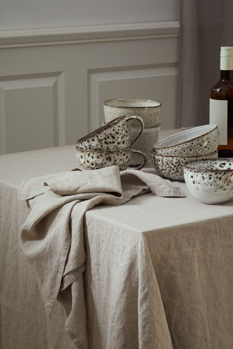 A pair of napkins in washed linen with double-stitched edges. | H&M (UK, MY, IN, SG, PH, TW, HK)