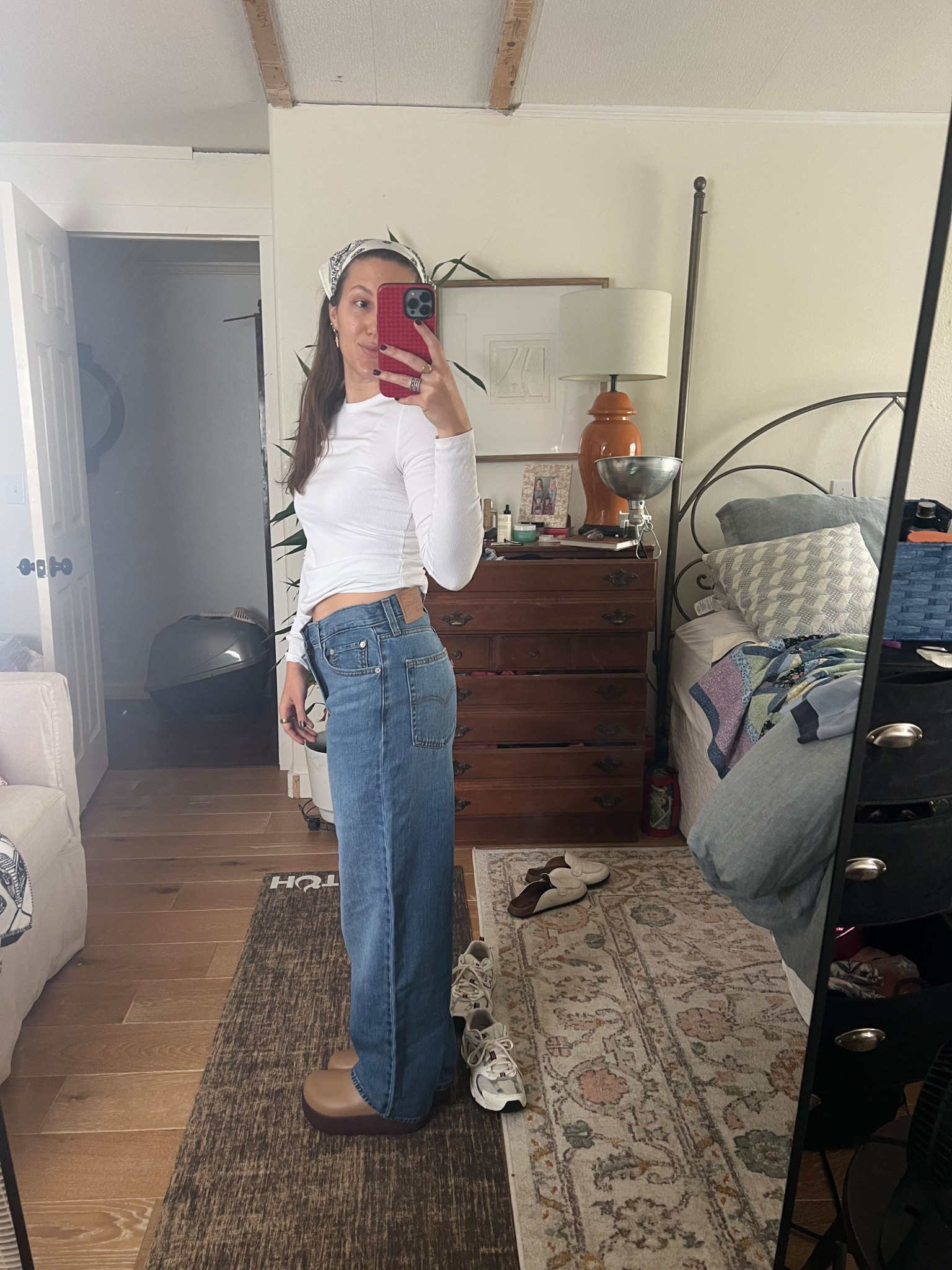Baggy jeans + clogs ! #baggyjeans #comfyjeans #slipons #clog #crocs #levis 
Sized up in jeans to 27 . Could’ve done 28 for look I was wanting. Size 7 is clogs 