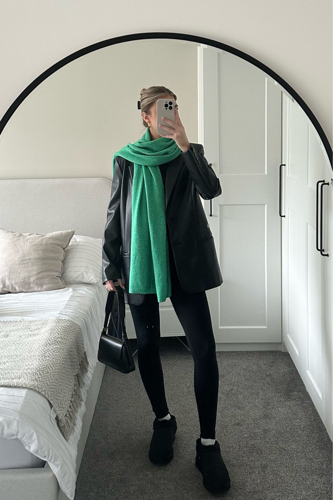 The all back combo with a pop of colour🖤💚

#LTKSeasonal #LTKeurope #LTKstyletip