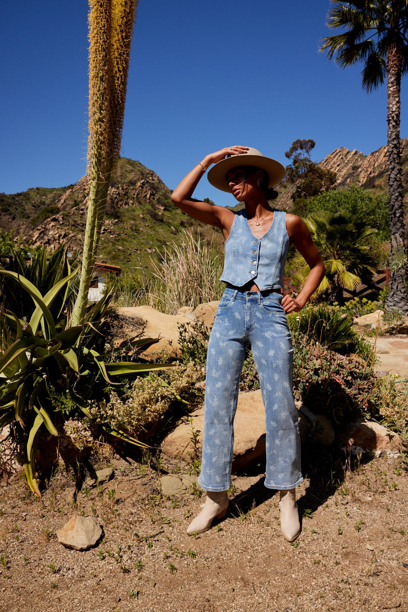 Shea Floral Vest in Light Wash | Böhme US