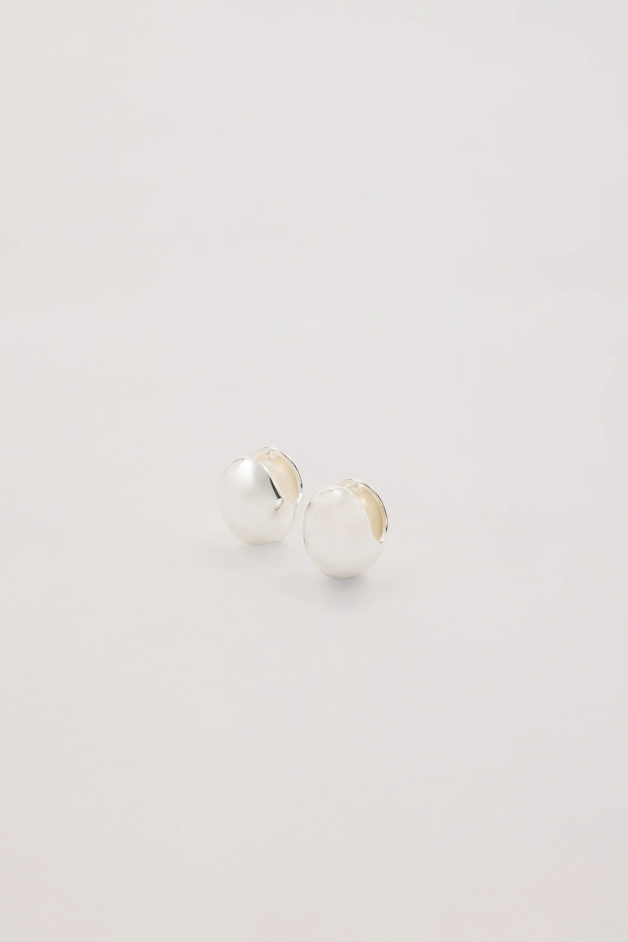 ANNA ROSSI LIGHT SILVER ORBIT HOOP | DISSH