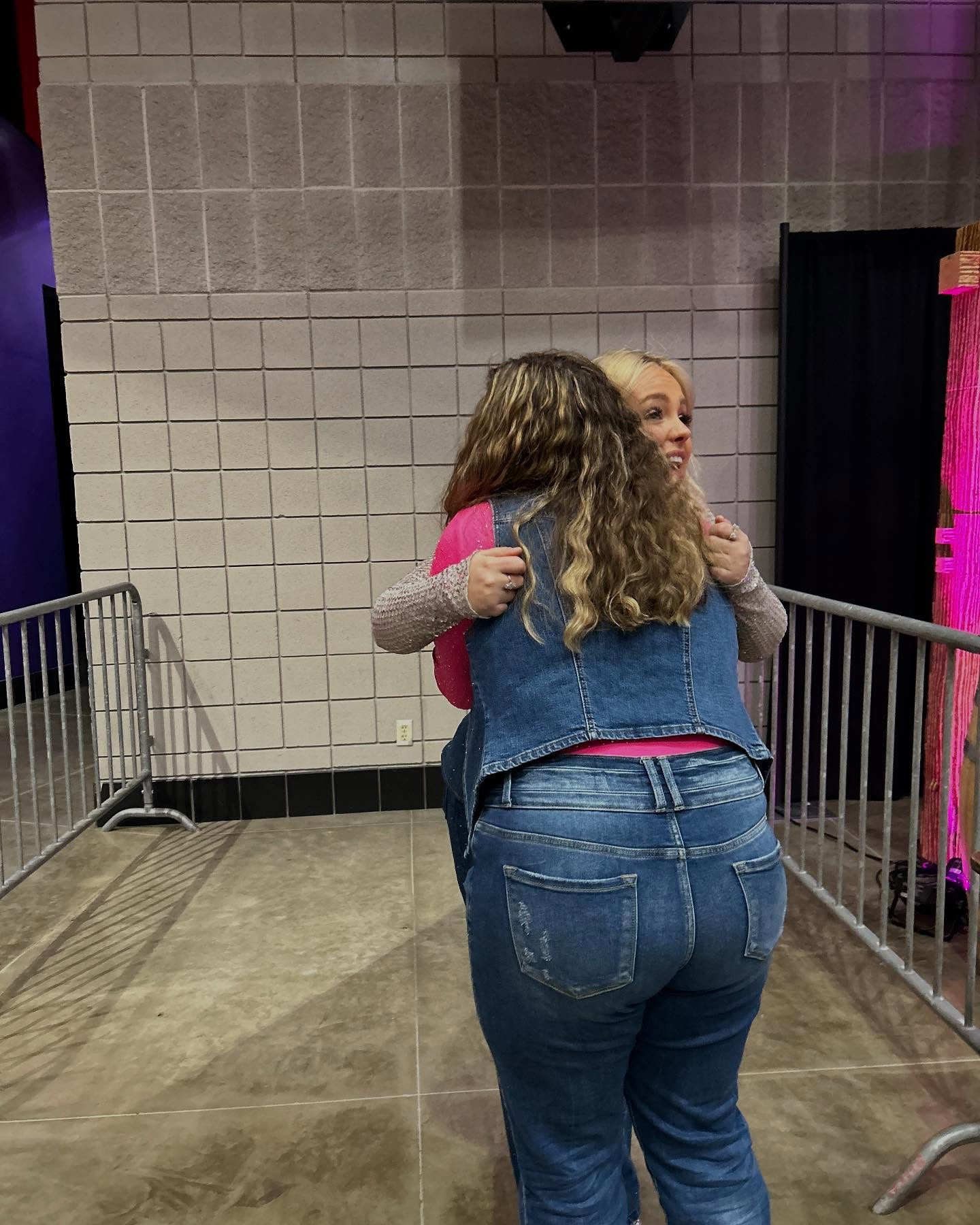 Wow last night was so much fun.Thank you @dyonipearle for inviting me it was a much needed girls night out and @casey.bean12 thank you for going with me @kelseaballerini you were absolutely incredible!! @marynntaylor I loved getting to hear you live and meet you!