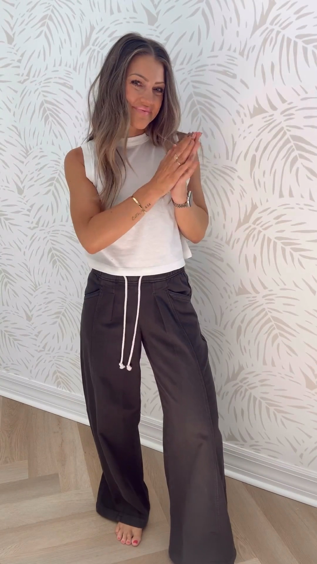 Our fave pants are now 30% off!! YAY! And so is this adorable short-sleeve sweatshirt!! I’m wearing an XS in both. HIGHLY recommend! Great items to mix & match with a lot this spring and summer… and the absolute comfiest. 🤌🏻 #whattowear #springoutfits #everydaycasual 

