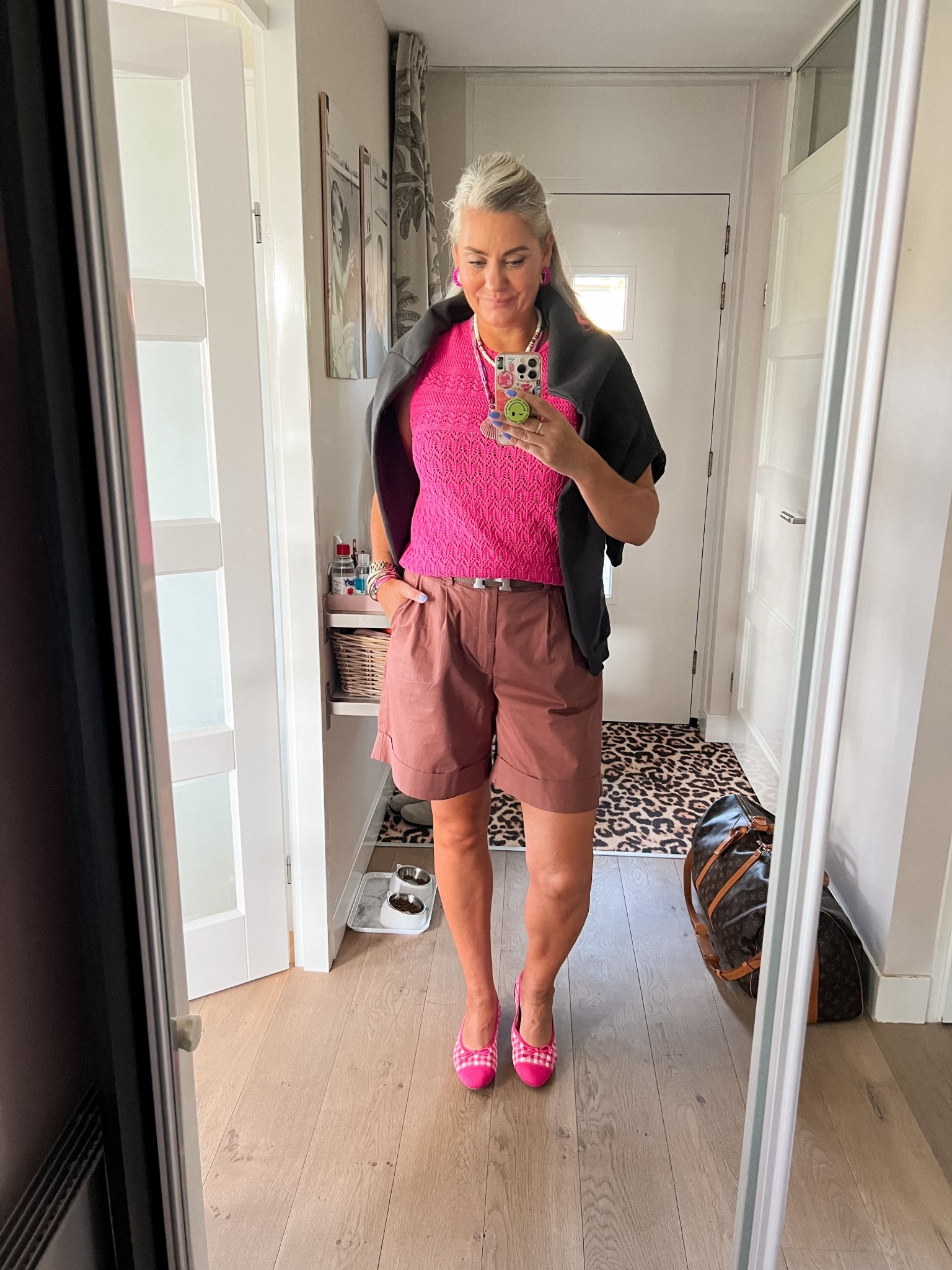 Ootd - Sunday. Off to Knokke in a fuchsia ajour knitted Boden top (L) paired with chocolate brown bermuda shorts (HEMA,L), pink gingham Vivaia flats, dark grey sweatshirt and vintage Louis Vuitton keepall travel bag. 



#LTKsummer #LTKeurope #LTKtravel
