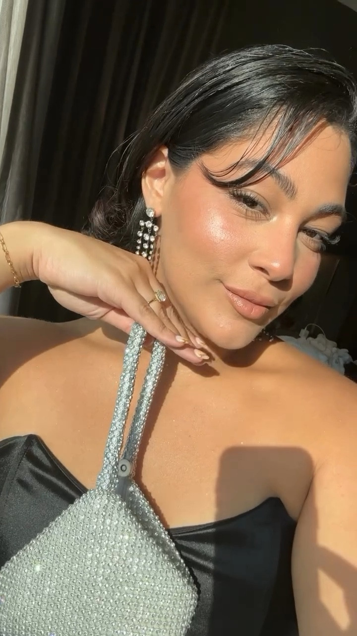 I just feel like I did my hair + makeup so it deserves to be documented 😂✨🫶🏼

products: 

@milkmakeup hydro grip primer 
@nyxcosmetics brow pencil 
@anastasiabeverlyhills brow gel 
@hauslabs foundation - 250 Light Medium Neutral 
@tarte shape tape concealer - Light Medium Honey
@maccosmetics bronzer ‘give me sun’ on eyes + face 
@rarebeauty ‘always sunny’ bronzer stick
@rarebeauty liquid blush
@dior backstage glow face palette - 001 
@maccosmetics lip liner ‘whirl’
@nyxcosmetics gloss ‘crème brulee’ 
@charlottetilbury flawless setting spray 

🫶🏼