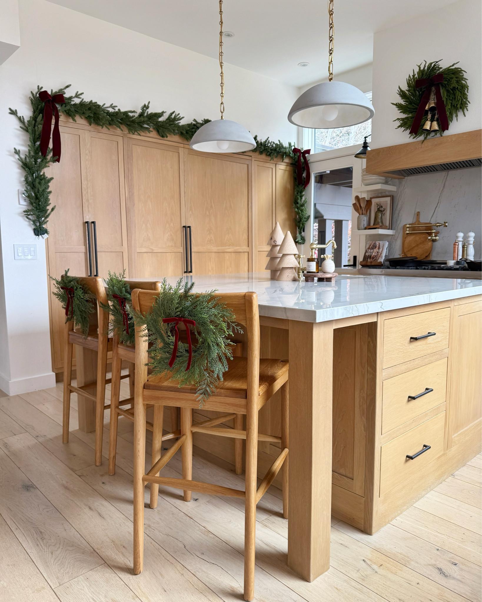 Christmas kitchen decor 🤶🏻🤶🏻 wreaths, garland and bows 🎄

Holiday
Home
Barstools
Pendants 

#LTKHome #LTKHoliday