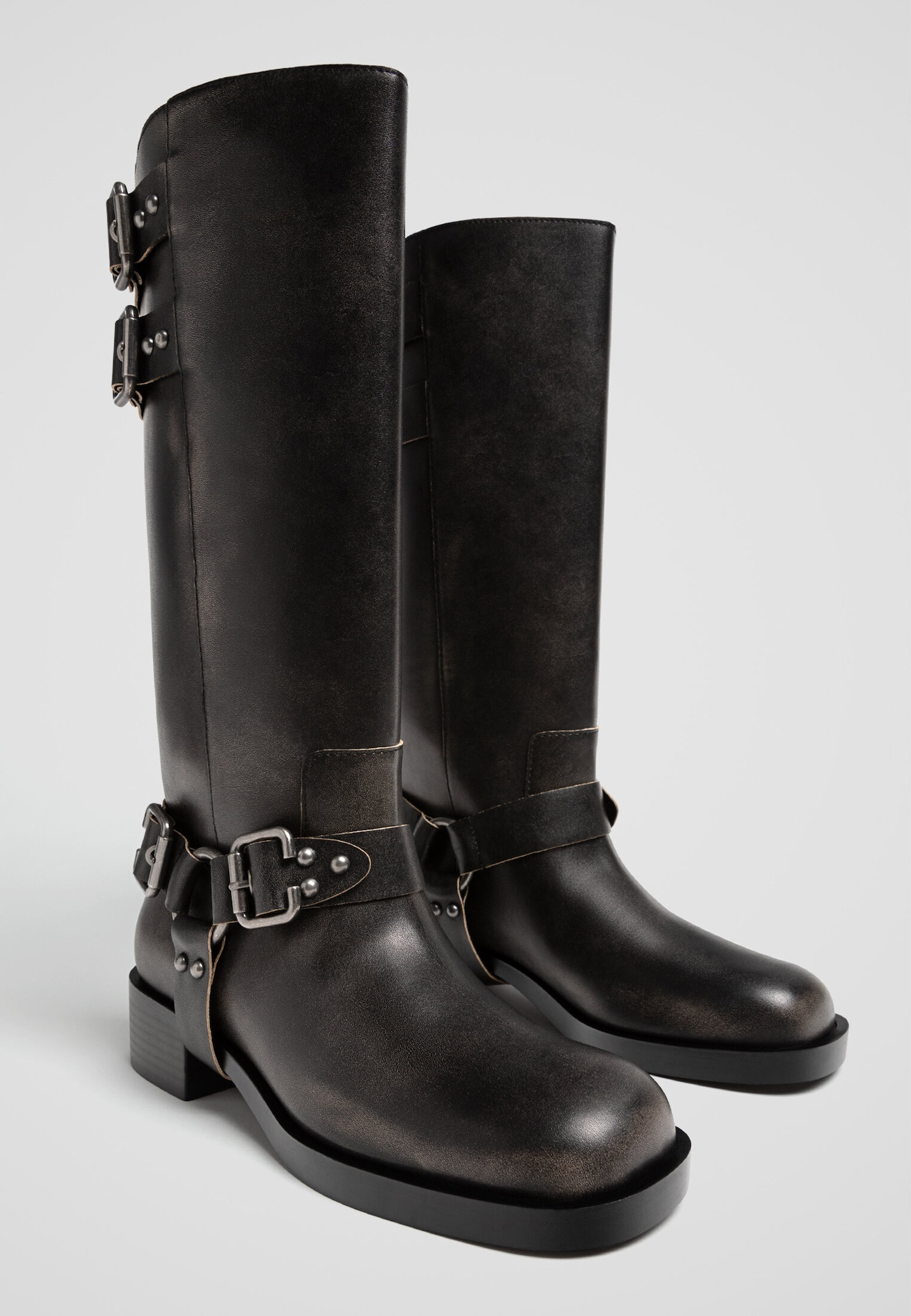 Flat distressed boots with buckles | Stradivarius (UK)