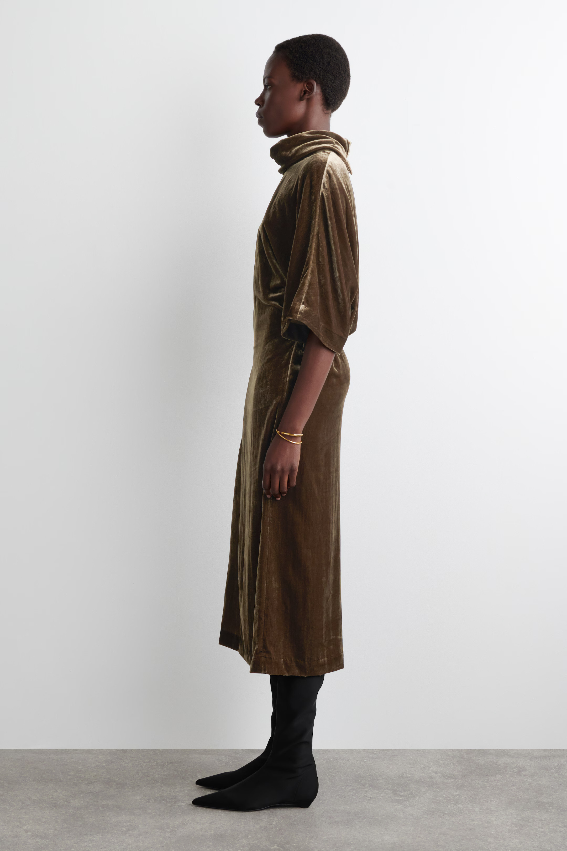 Midi-jurk van fluweel met gedrapeerde hals | H&M (DE, AT, CH, NL, FI)