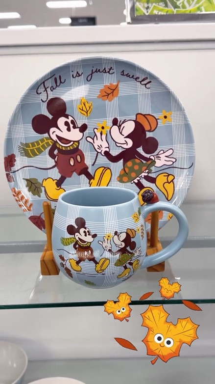 Is it too early?!!🍂 We would certainly love to have some fall weather in Florida right now!😂🥵
🍂🍁🍂
#mickeymouse #minniemouse #mickeyandminnie #disneyfamily #disneydecor