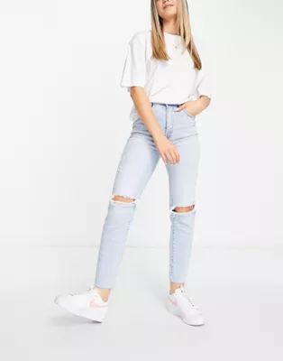 Stradivarius – Mom-Jeans in Vintage-Blau mit schmalem Schnitt, Stretchanteil und Zierrissen | ASOS (Global)