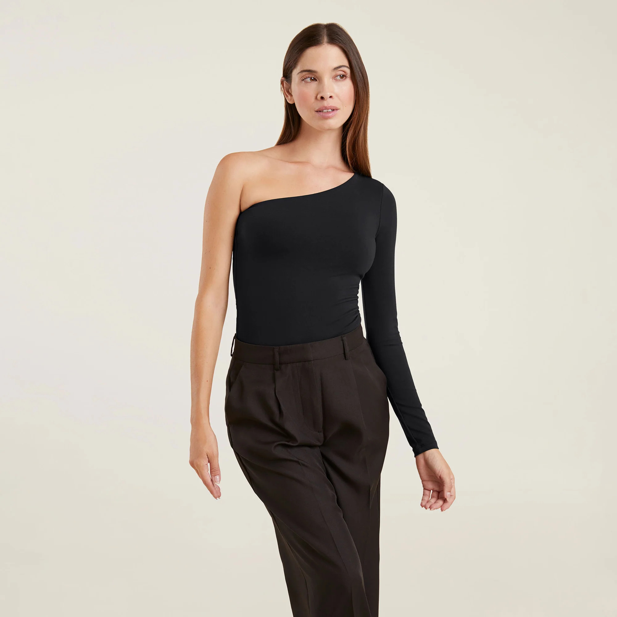 Giza is 5’8” and wearing size XS. | Nuuds US