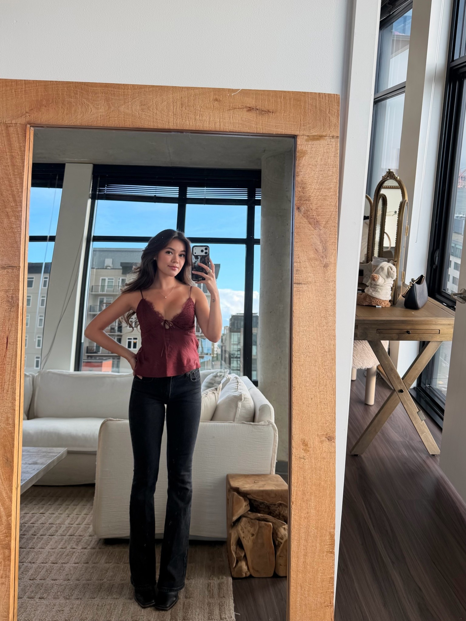 Top: XS
Jeans: 24 short 