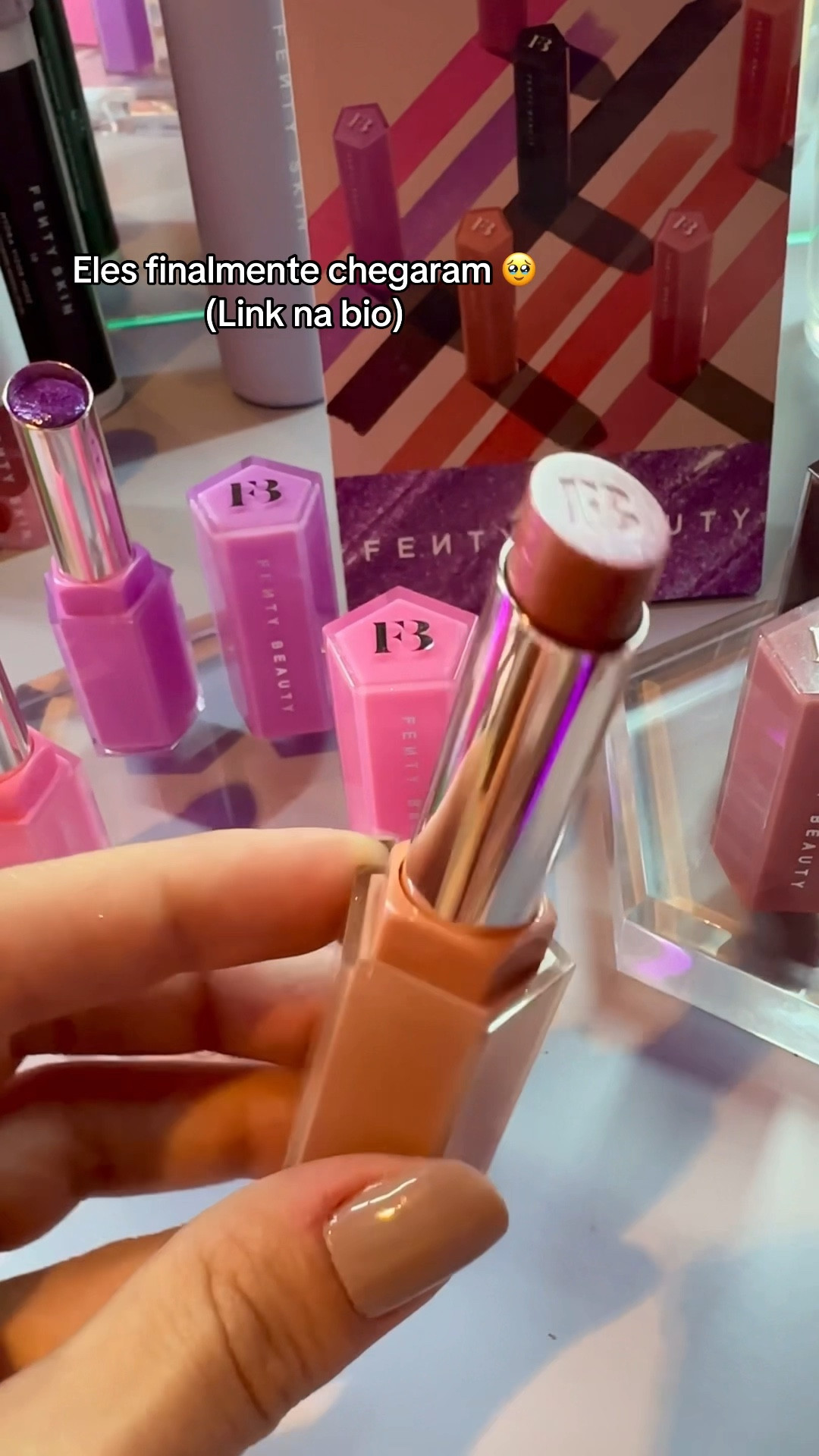 Fui conferir o Fenty Beauty Summer Point no RJ e aproveitei para testar os novos glosses Bomb Stix Shimmer! 

Eles são simplesmente perfeitos e tô desejando várias cores!
 
Também testei o novo spray fixador da marca e amei a bruma! 

Amei esses lançamentos e aproveitamos para testar os drinks inspirados nos produtos ✨ 

Esses produtos chegaram e temos também o blush em pó entre nós 🥰

#LTKbrasil #LTKpromo #LTKbeleza