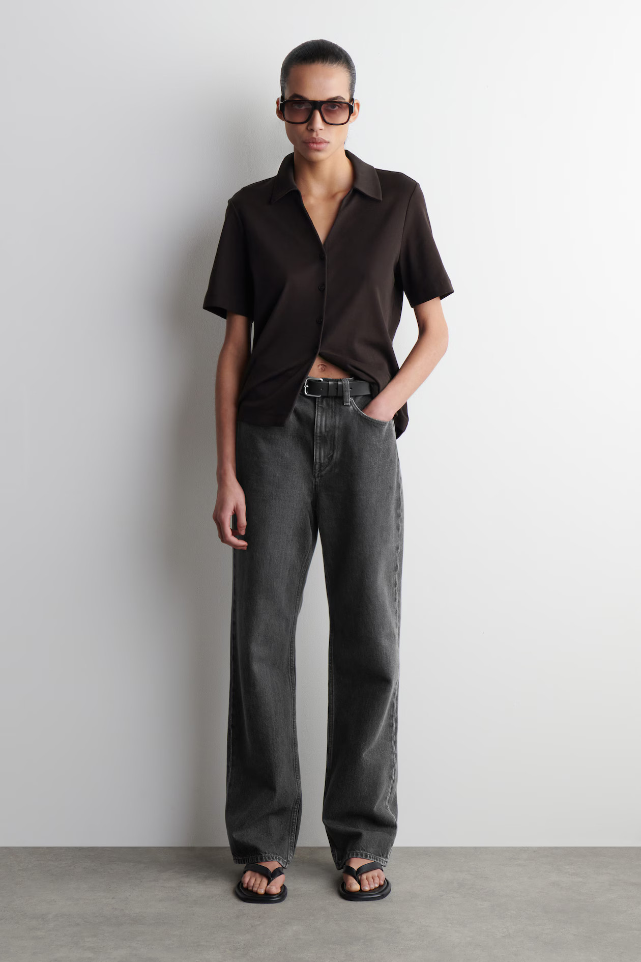 JEANSY „COLUMN” Z PROSTYMI NOGAWKAMI - SPRANA CZERŃ | COS PL | COS (EU)