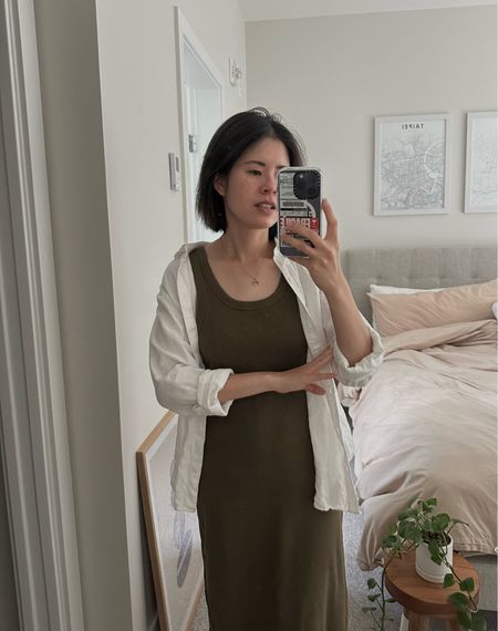 Dress: Everlane on sale. Tts. Beautiful and high quality tank dress. Structured but still comfy. Drapes well to find imperfections 🤌🏼
Shirt: Everlane linen. Sized up to size 8