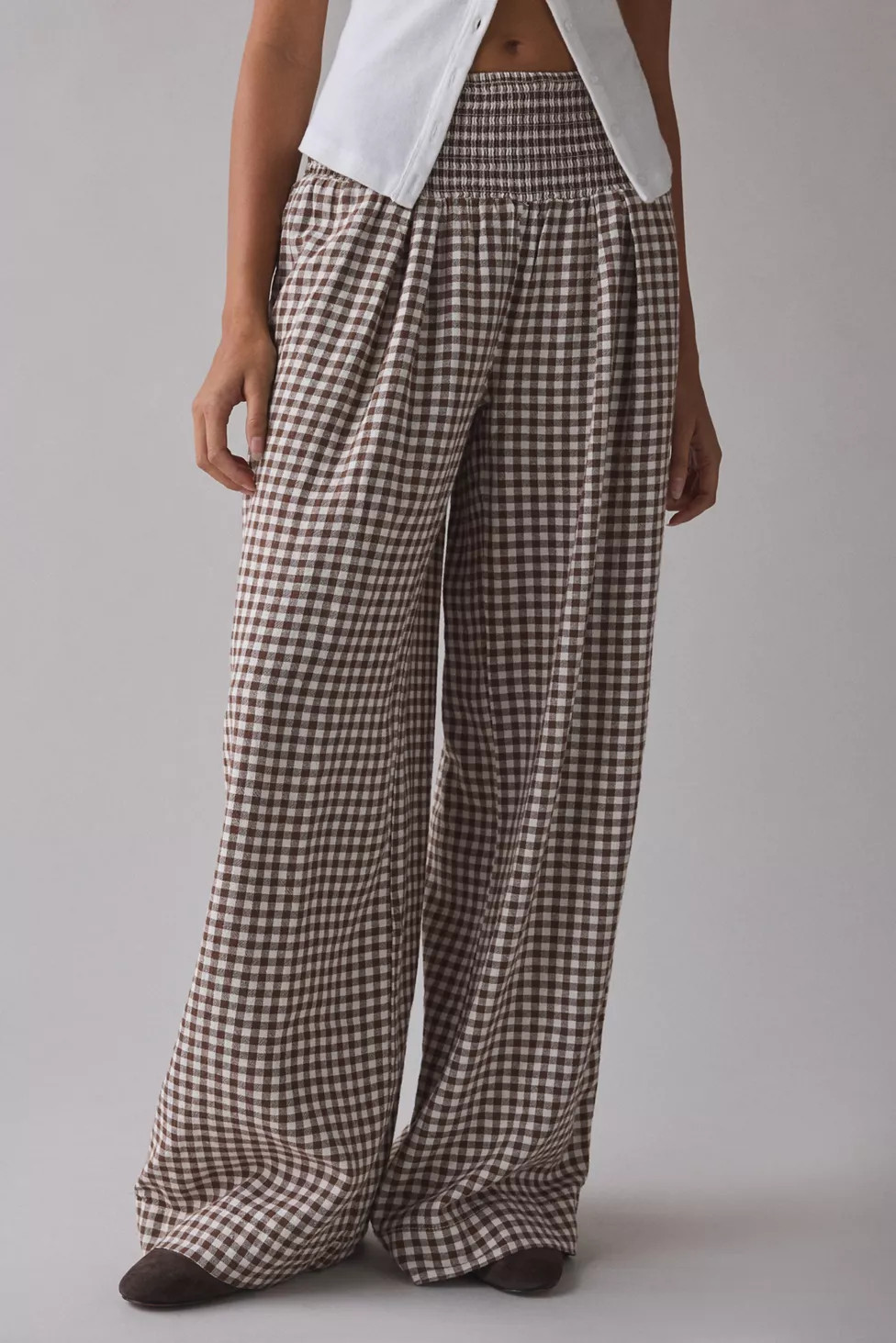 Kimchi Blue Caroline Smocked Wide Leg Linen-Blend Pant | Urban Outfitters (US and RoW)