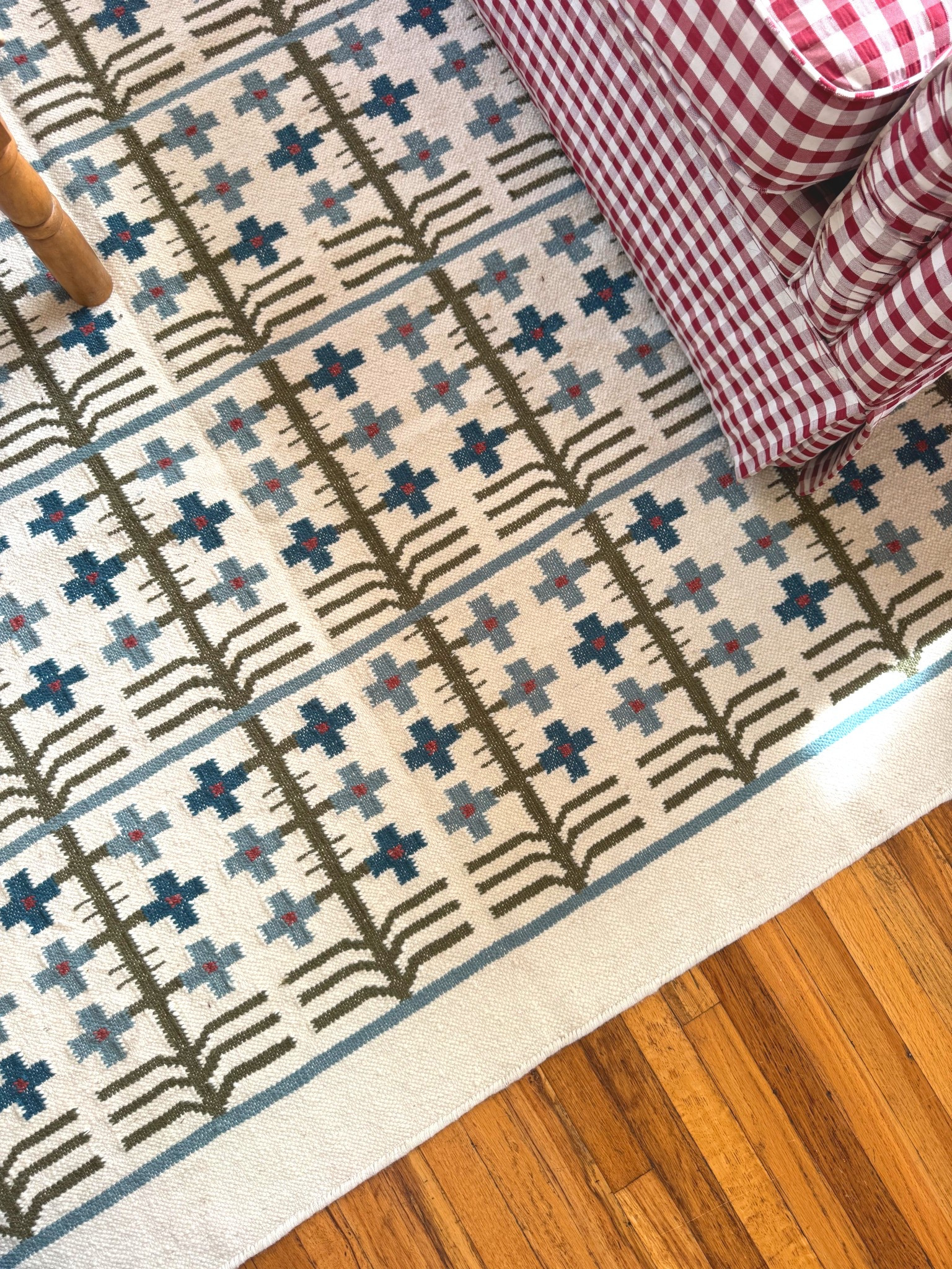 Handmade kitschy nautical rug is the newest addition to our living room🐚

#LTKHome #LTKSaleAlert