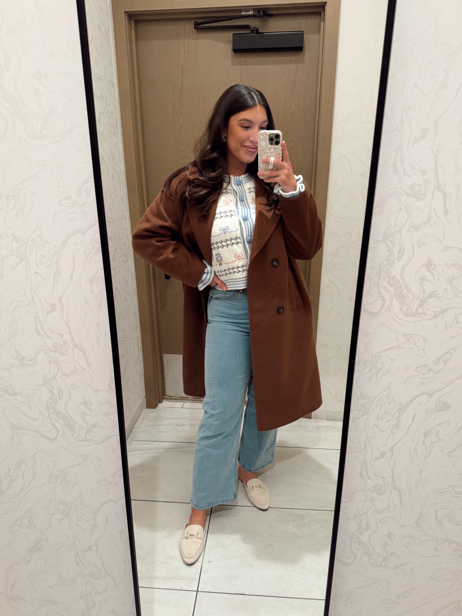 Todays chilly spring ootd🤍🩵🩷🤎

Spring cardigan, spring ootd, midsize fashion, midsize outfit, mom style, curvy fashion, curvy denim,