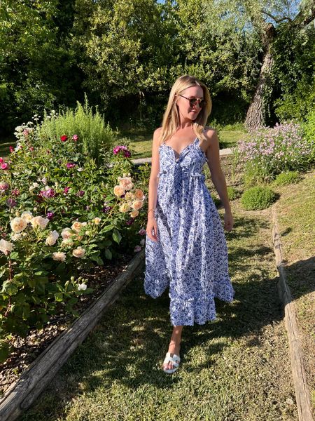 Springtime gardens 🌷 Love this dress for warmer evenings and that it’s adjustable! Super lightweight it’s perfect to bring on your next trip. 


Vacation outfit, resort wear, maxi dress, floral dress, beach vacation, spring outfit, summer dress, Italy outfit 

#LTKtravel #LTKFind #LTKsalealert