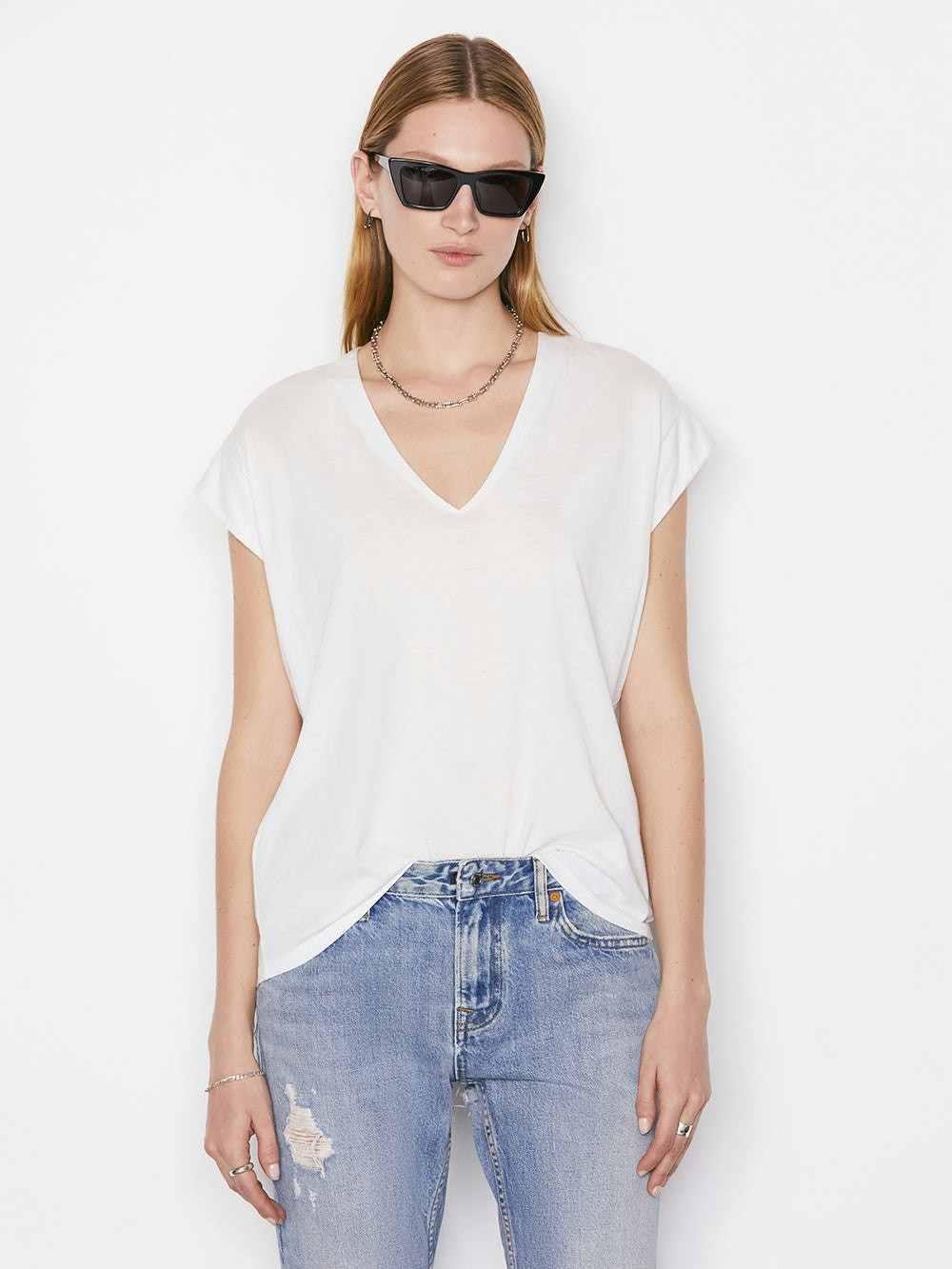 Le Mid Rise V Neck Tee -- Blanc | Frame Denim