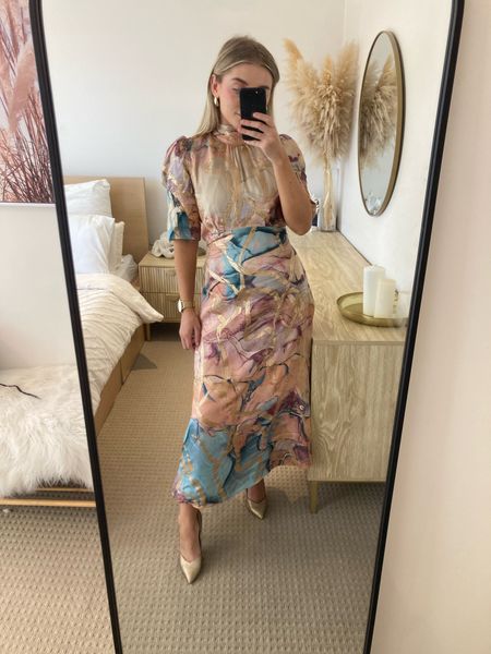 Dress is true to size! 
I usually buy petite sizes for shorter length but I didn’t for this one and I actually love the length! If you’re over 152cm this will Be more of a midi dress!

https://closetlondon.com/closet-london-blush-a-line-tie-back-midi-dress/ 

#closetlondon #weddingguest 