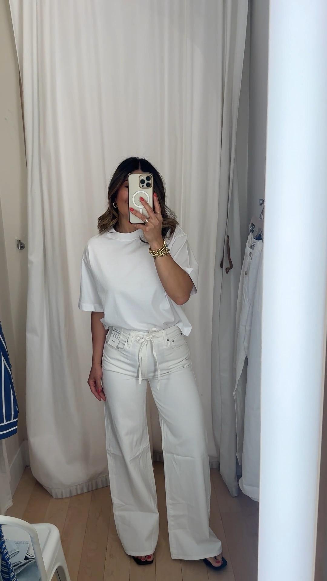 I’m telling you! These white wide leg jeans are the best!! And if you are looking for a good tee, this is the perfect one!!
Tee size xs
Jeans size 25

#LTKxMadewell #LTKootd #LTKSaleAlert
