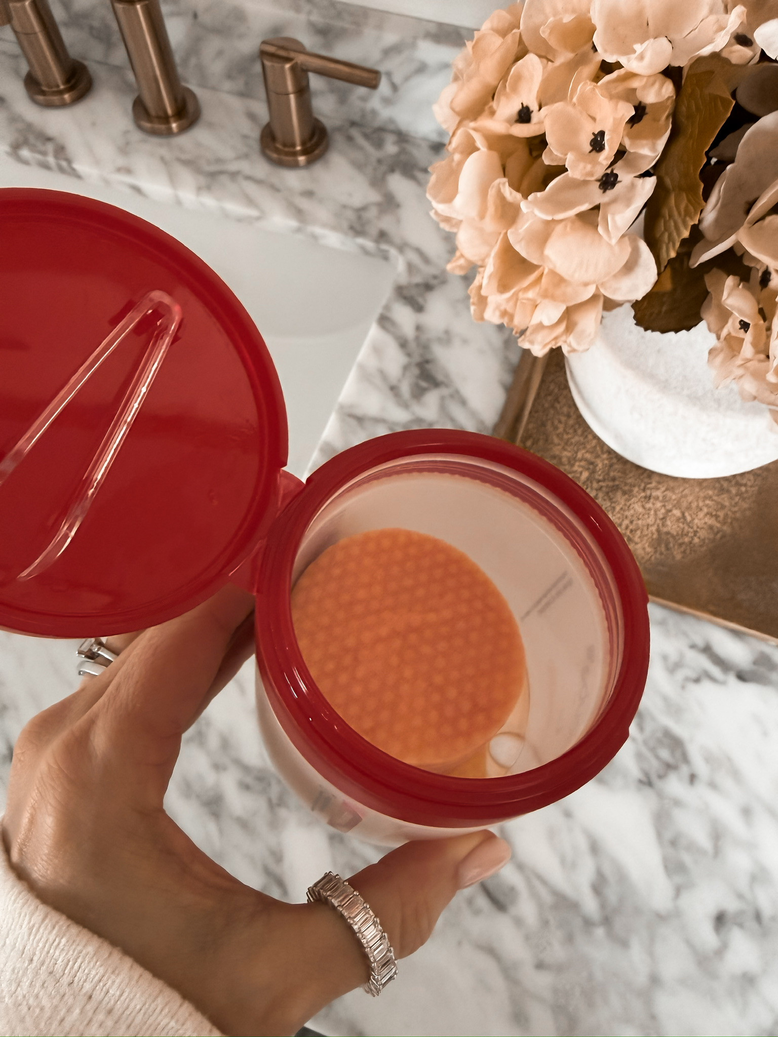 MEDICUBE RED SUCCINIC ACID TONER PADS — CLEARING & CALMING CARE! These are part of our nightly routine and have made such a noticeable difference. I use them a few nights a week to gently exfoliate, calm redness, and keep breakouts under control without stripping the skin. They’re soothing, effective, and perfect if your skin is acne-prone but still needs balance and hydration. One of those products I always keep stocked because it truly works.

#Amazon #TheHillaryStyle #Medicube #TonerPads #AcneProneSkin #SensitiveSkinCare #SkincareRoutine #ClearSkinJourney #BeautyFavorites 

 #LTKmorningroutine #LTKselfcare #LTKOver40