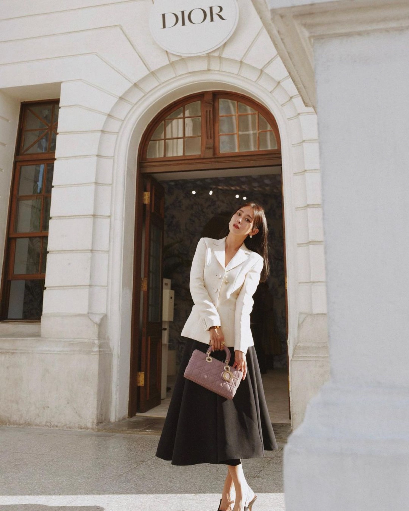 我人在台中，但卻像在歐洲😆
好想再訂機票出去啊！！！！
想到我第一次去歐洲，就是去西班牙
忘不了當地人民的熱情與壯觀的建築

這次
Dior 2023早春系列
帶大家回到西班牙充滿歷史文化的城市 塞維亞

這次以紅、黑、白、黃、赭色為主軸
將南歐的陽光與熱情 融入設計當中
從呼應西班牙歷史建築、佛朗明哥舞蹈
以及頌揚女性姿態
真的好喜歡這次強烈的風格

也好懷念之前去西班牙旅遊的日子💓

@Dior
#LTKtaiwan #LTKasia

#LTKstyletip #LTKitbag #LTKshoecrush