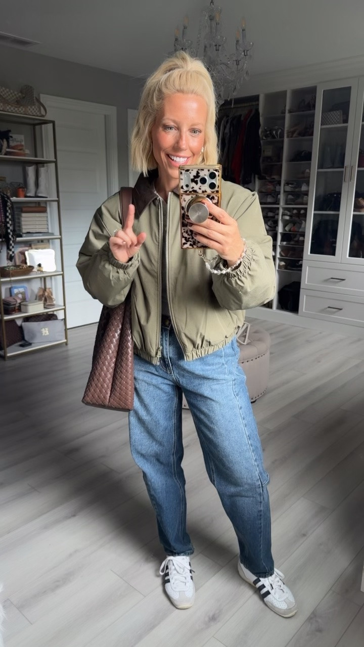 I can’t believe this jacket is only $19.98 right now!!!!
⬇️⬇️⬇️
Jacket small
Top small
Jeans size 4