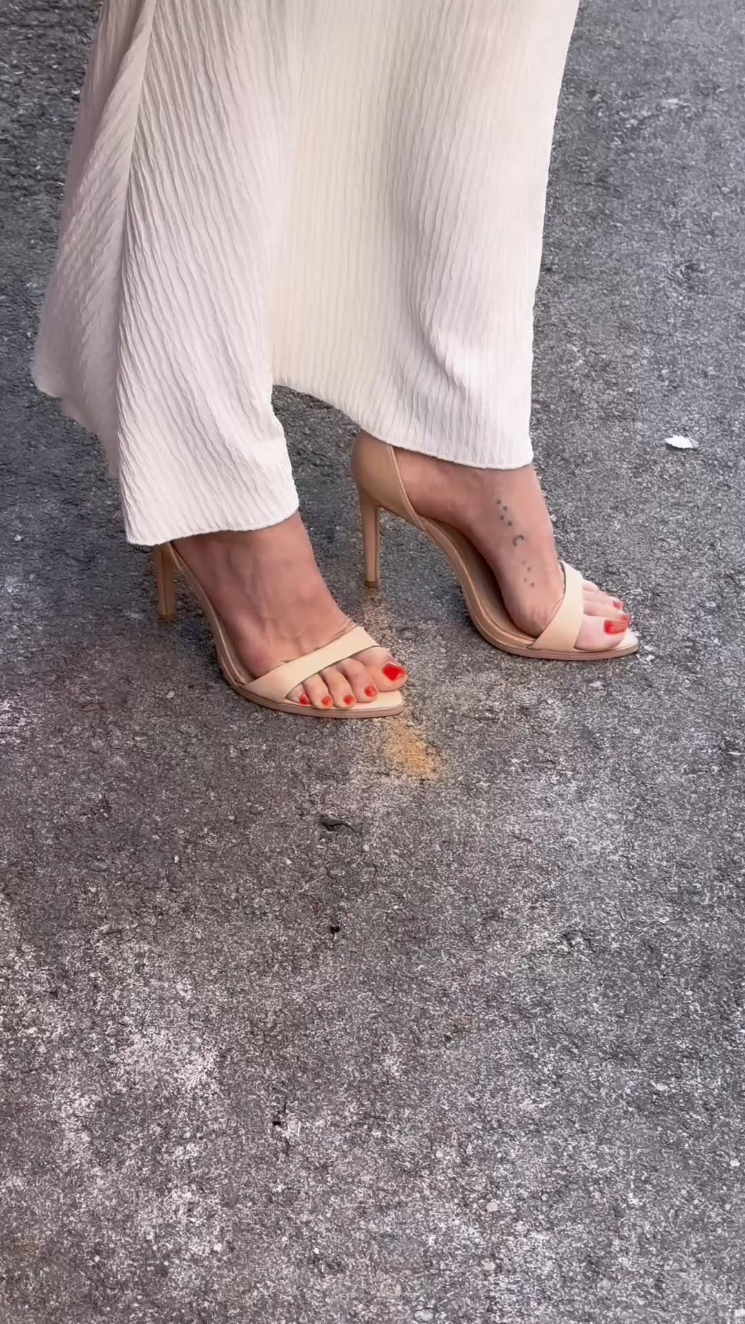 
Embracing elegance with a touch of allure. ✨ This stunning crème dress beautifully merges sophistication with a hint of daring. This dreamy crème beauty of a dress shows just enough while keeping it classy. Paired with nude stilettos and my favorite tan Miu Miu 👜 I’m off to crush the day in a big way! What outfit makes you feel unstoppable?!

#monochromaticlook #timeless #classic #MiuMiu #OOTD #styleinspo #bodycon #bodycondress #maxidress


#LTKSaleAlert #LTKPetite #LTKFindsUnder100