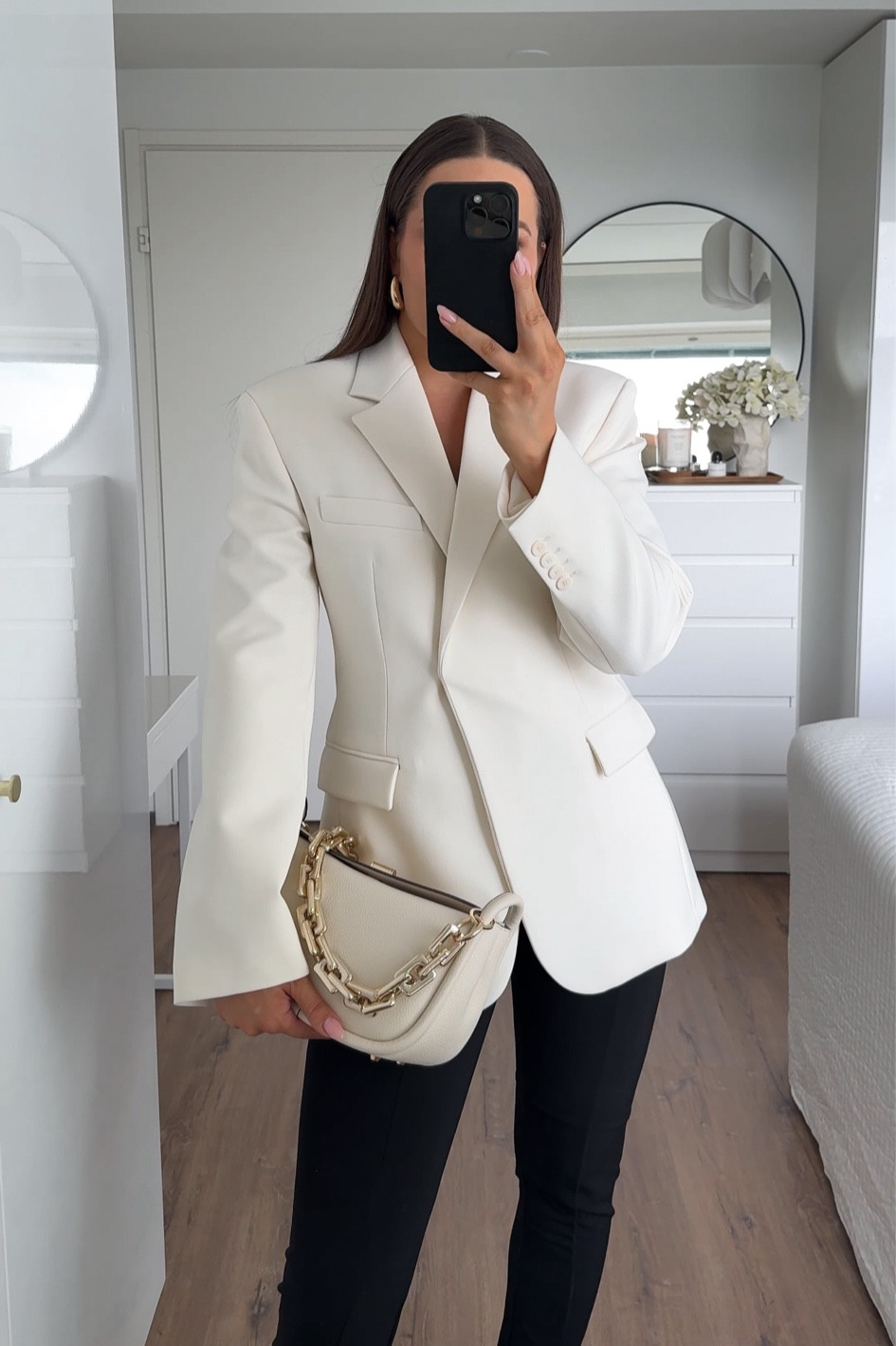 New in | Tailored white blazer for fall 🖤
Wearing a size M

Bag is by @verafied_official

#LTKworkwear #LTKeurope #LTKautumn