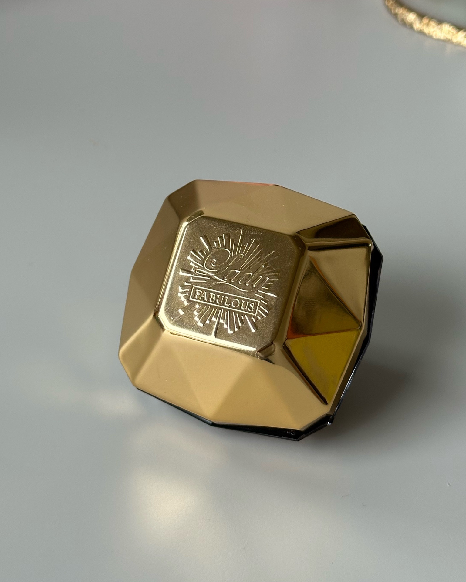 A nova fragrância importada de Paco Rabanne: Lady Million Fabulous

A nova fragrância conta com um buquê grand floral e um toque oriental forte e quente, com flores brancas  entregando uma base profundamente sedutora. As notas de saída esquentam o ambiente com a pimenta rosa vibrante e tangerina fresca, que traz vibração e um toque cítrico.