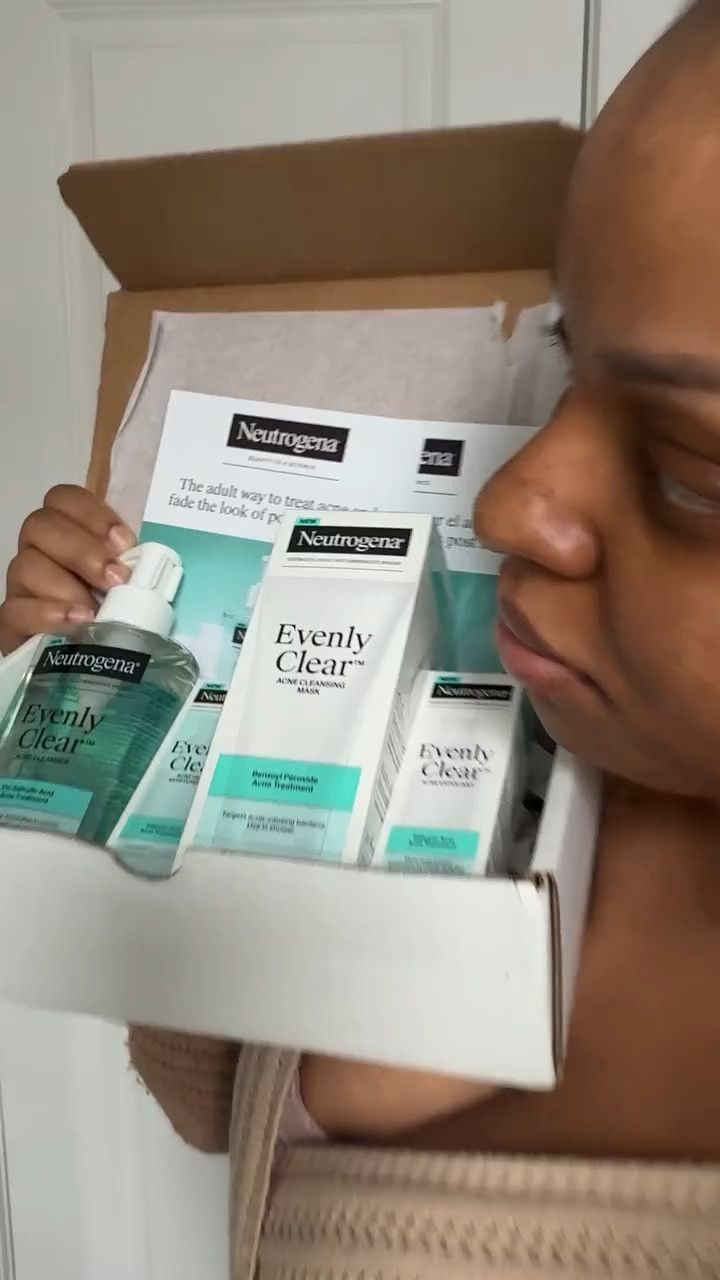 Neutrogena gifted me their new Evenly Clear line and I’m actually curious about this one.

Adult acne hits different. It’s not just the breakout it’s the mark it leaves behind.

This line is designed to fight active breakouts while visibly fading post-acne marks, with visible results in one week. Dermatologist-designed. Structured. Straightforward.

I’ll be documenting my results because I don’t guess with my skin anymore. 

@neutrogena 💕💕

#EvenlyClear #gifted