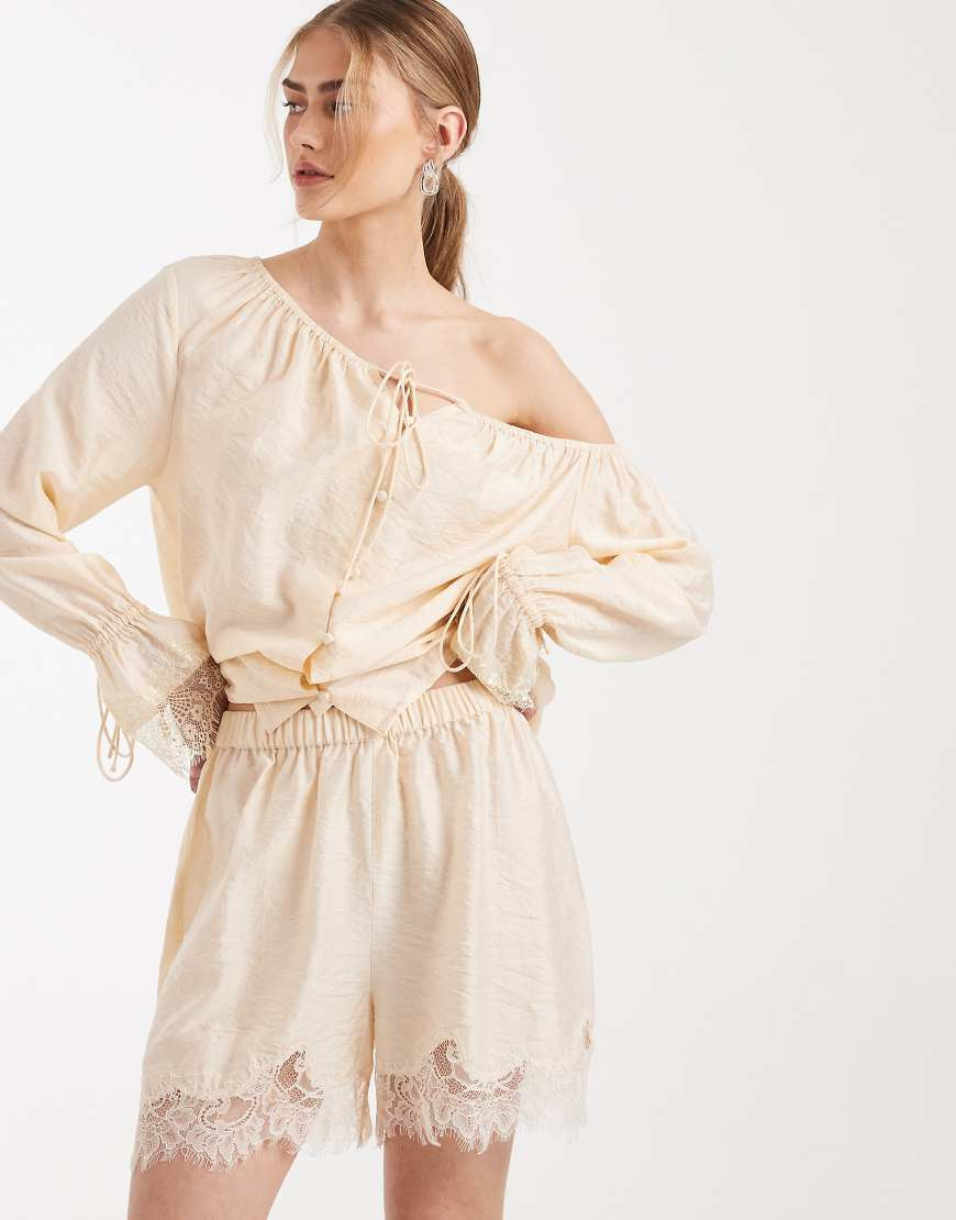 ASOS DESIGN – Satin-Shorts in Champagner mit Spitzenbesatz, Kombiteil-Weiß | ASOS (Global)