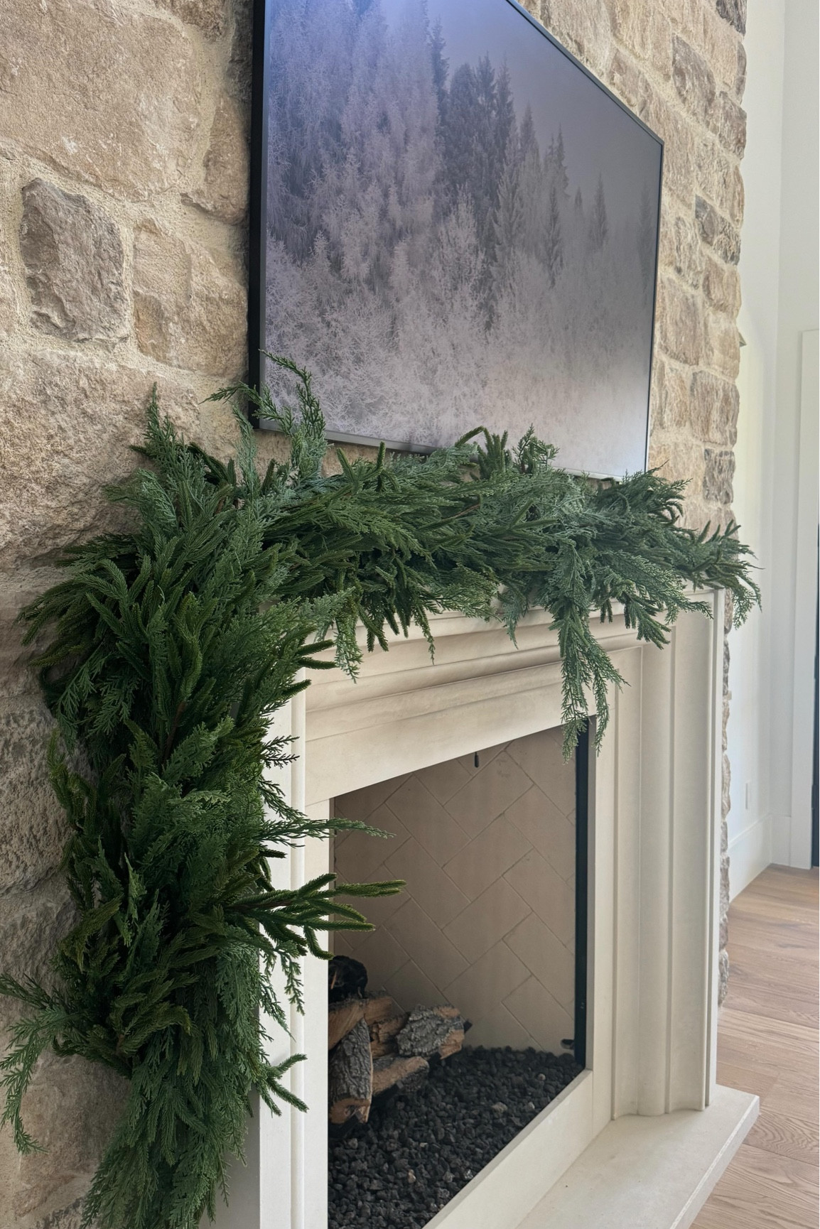 POV: you find the perfect Christmas garland that is pre mixed with a soft touch for a real look and feel. High sell out risk! I used two 9 foot pieces here. Comment GARLAND for the link. 

#christmas #christmasdecor #christmasgarland #garland #holiday #holidaydecor #fireplace #dreamhome #customhome #interiordesignideas #interiordesigners #stone @thestyleeditcollective @creativemines