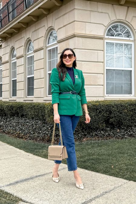 Classy spring outfit 💚💙 

Green blazer size 4, sized up for a relaxed fit 
Navy mock neck shell size small, TTS
Dark high rise ankle length jeans size 27 curve love regular length, should of got long length, fit tight I totally but loosen with wear 
Ivory sling back kitten heels size 7, TTS

Dressy casual 




#LTKstyletip #LTKshoecrush #LTKworkwear