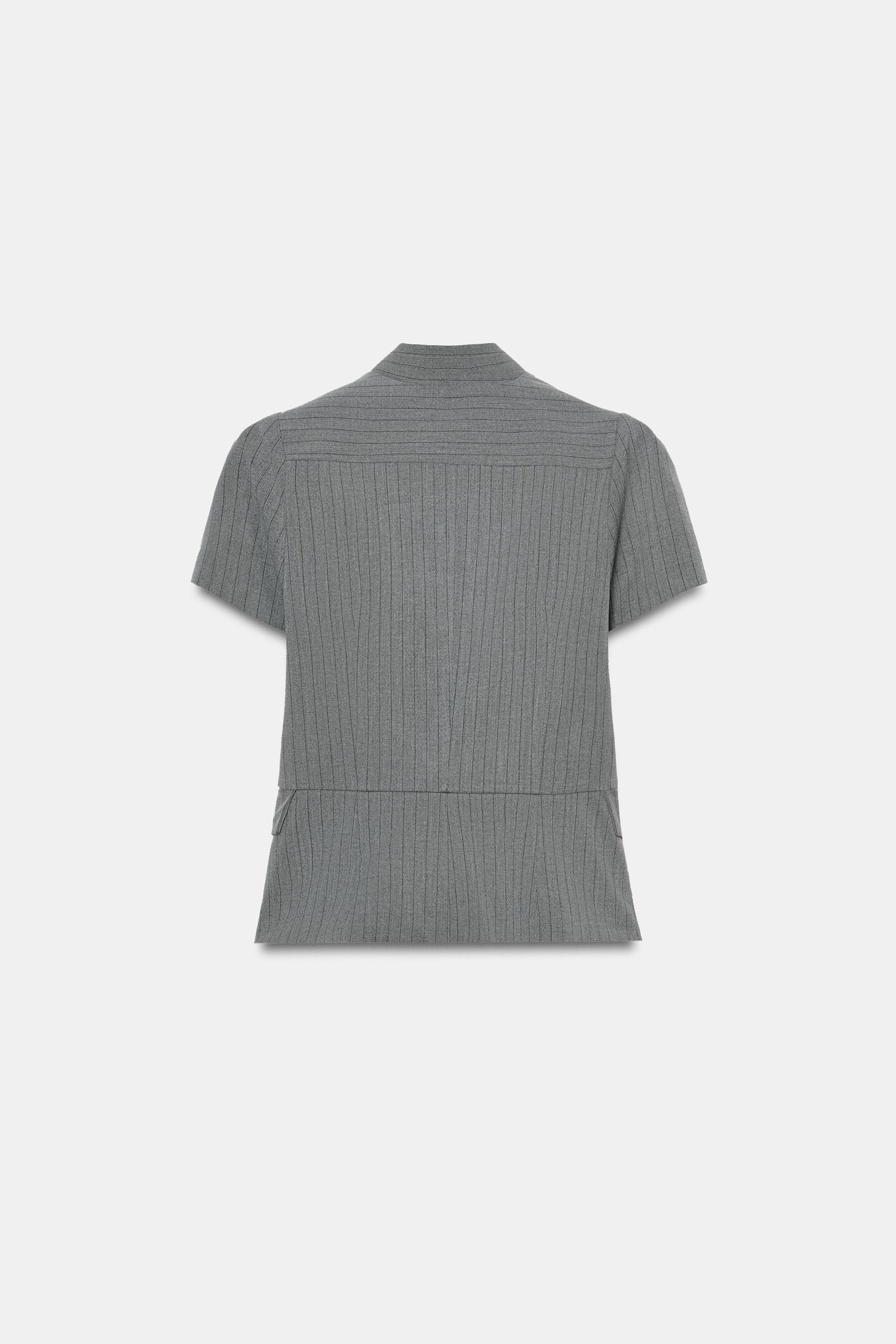 TOP MIT NADELSTREIFEN UND KNÖPFEN | Zara DE