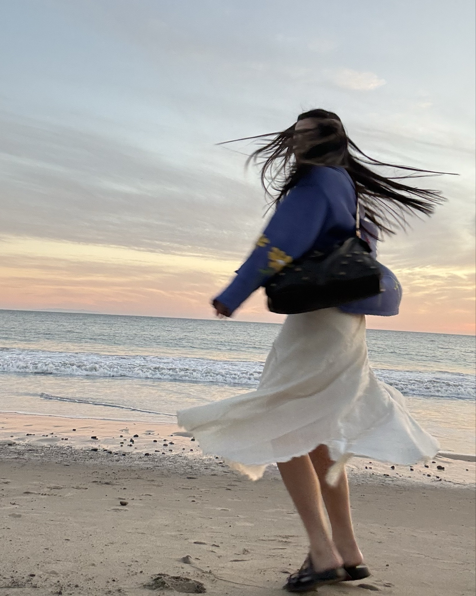 ✨Winter Beach Sunset Outfit Idea✨
White lace skirt + high-saturation knitwear = the perfect winter sunset combo 🌅
I chose a blueberry-tone knit that mirrors the dreamy hues of the evening sky.
Let your midi lace skirt dance with the ocean breeze and glow in the golden light.

#WinterOutfit #BeachSunsetLook #CoastalStyle #WinterFashionInspo #LaceSkirtOutfit #KnitwearStyle #BlueberryKnit #SunsetAesthetic #OOTDinspo #BeachOutfitIdeas #WinterStyleGuide #FashionEditorial #PinterestOutfit #CoastalFashion #WinterOOTD

#LTKSeasonal #LTKTravel