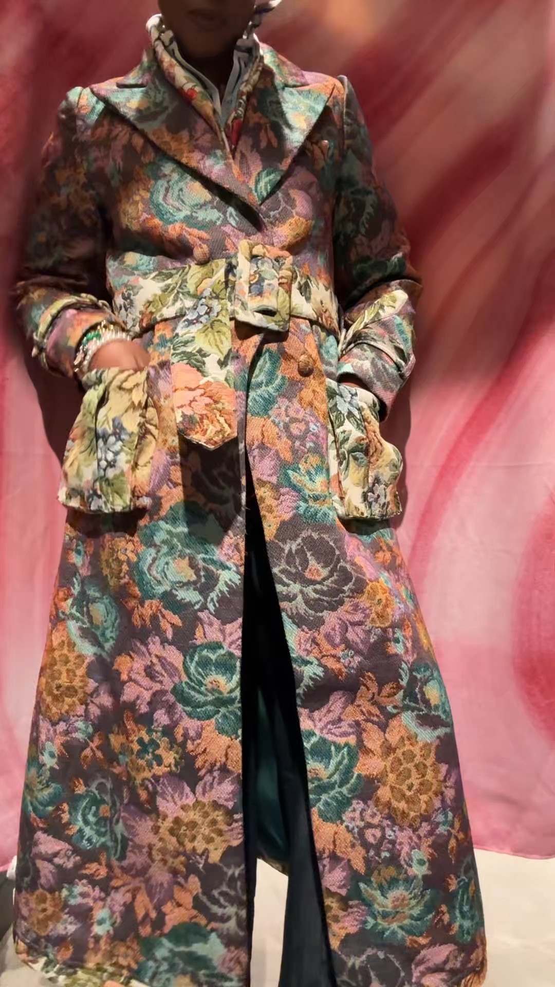 The coat is the outfit!  And this Akira tapestry coat says what you need it to say.  Yes!

5’7” 165 lbs. Wearing size medium.