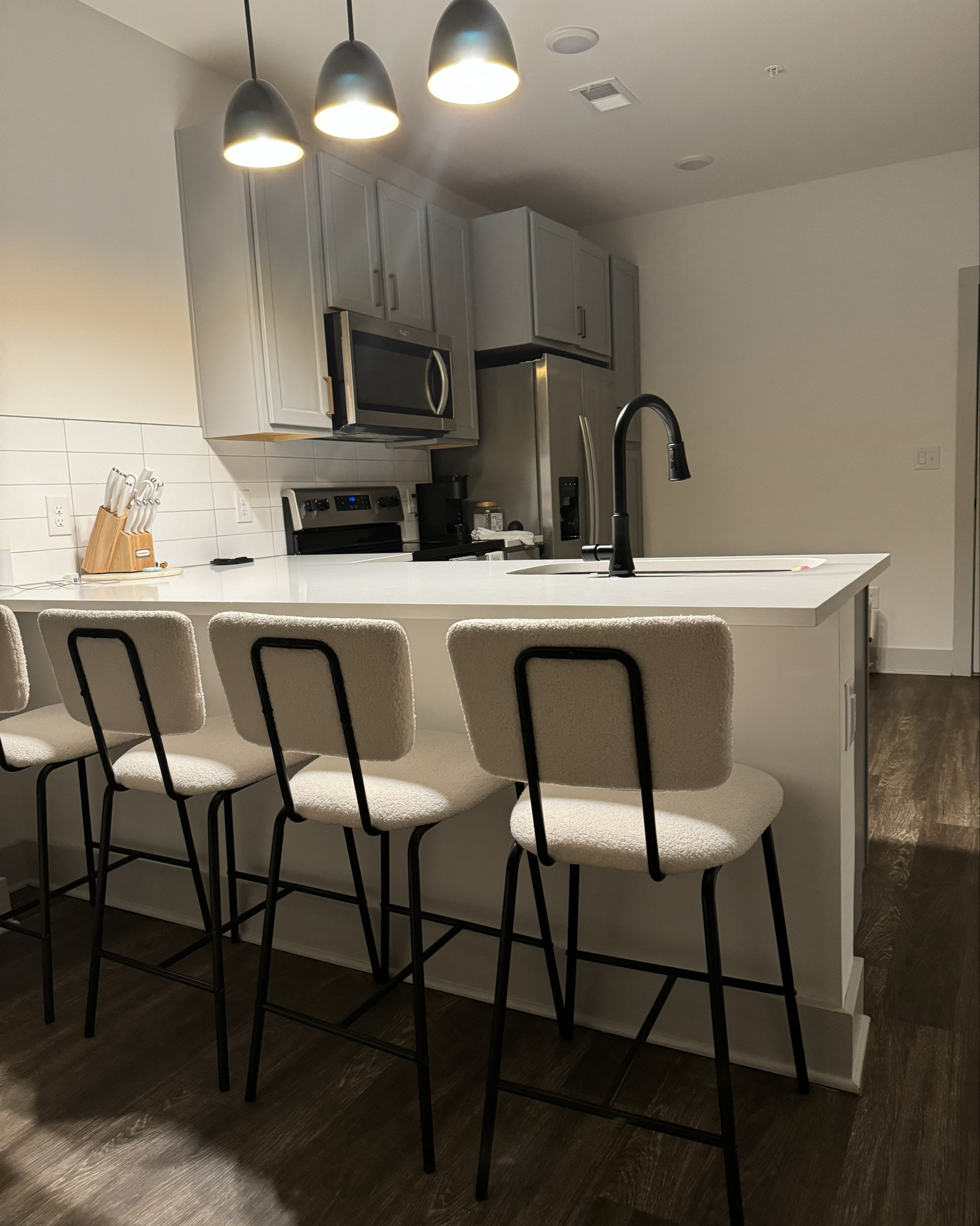Las sillas que tengo en la barra de mi cocina están en 2 por menos de $100 

#LTKHome #LTKFindsUnder100 #LTKSaleAlert